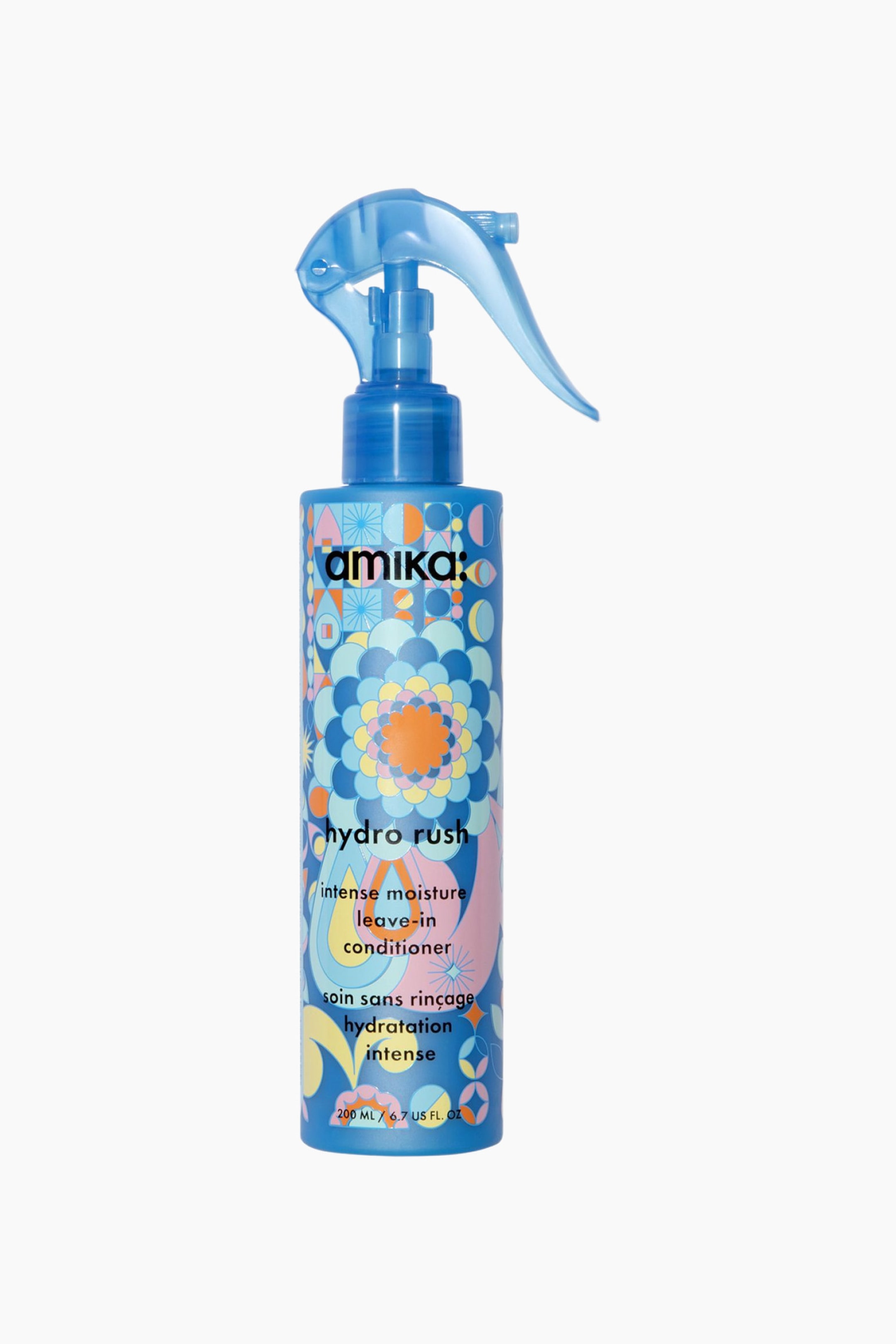 Näytä suurempi kuva: Pullo amika Hydro Rush Intense Moisture Leave-In Conditioner -hoitoainetta seisoo pystyssä ja esittelee läpikuultavaa sinistä suihkutusliipaisinta sekä sylinterimäistä sinistä runkoa. Eteenpäin suunnattu pullo on koristeltu värikkäällä, retrohenkisestä inspiroituneella kukka- ja geometrisella kuviolla sinisen, oranssin, pinkin ja keltaisen sävyissä.