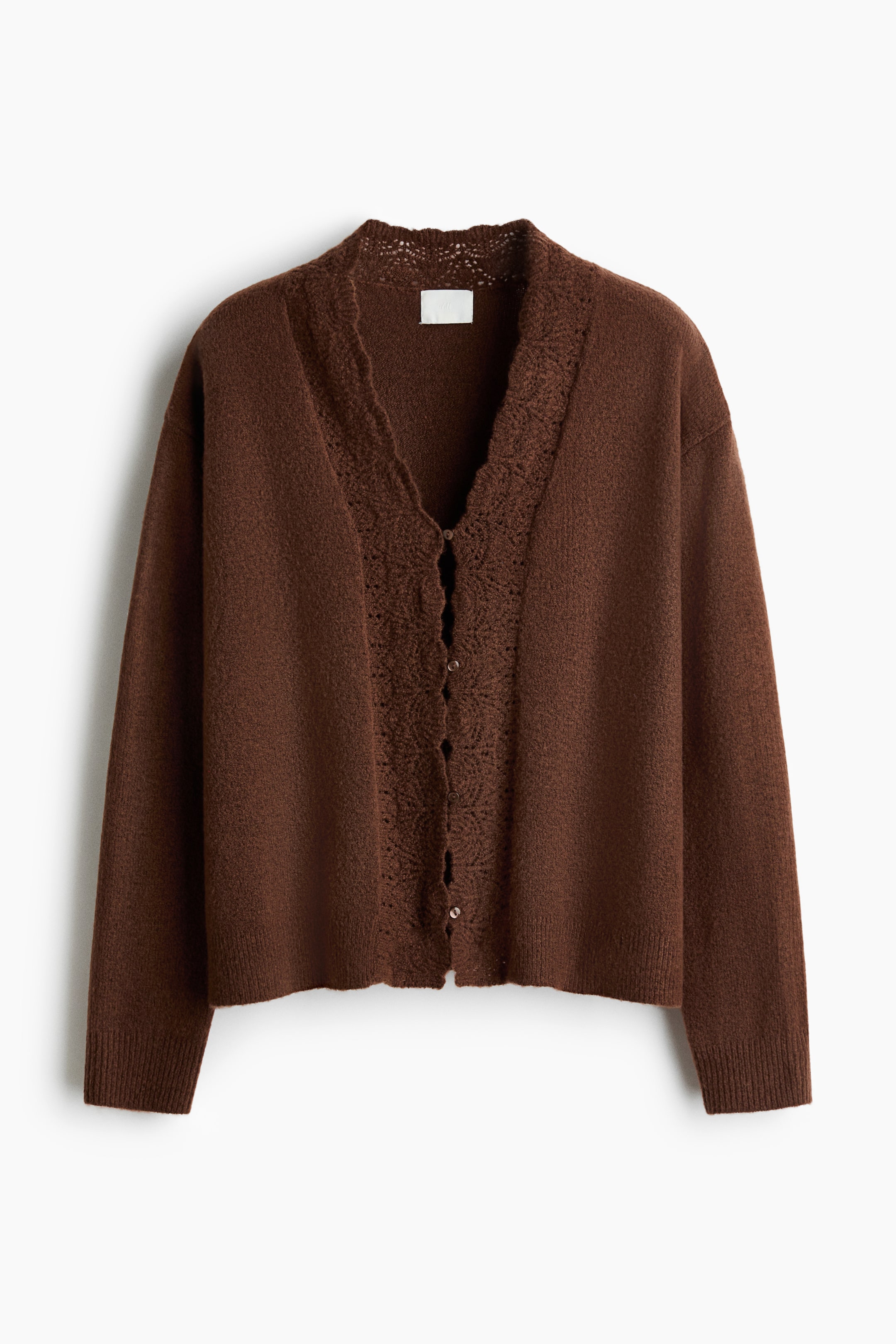 이미지 확대 보기: 브라운 카디건이 앞면을 보여주며, 부드러운 니트 소재의 V넥과 앞면을 따라 이어진 단추 디테일이 특징입니다. 넓은 포인텔 니트 트림이 네크라인과 버튼 밴드를 강조하고, 소매 끝과 밑단에는 립 디테일이 더해져 있습니다.