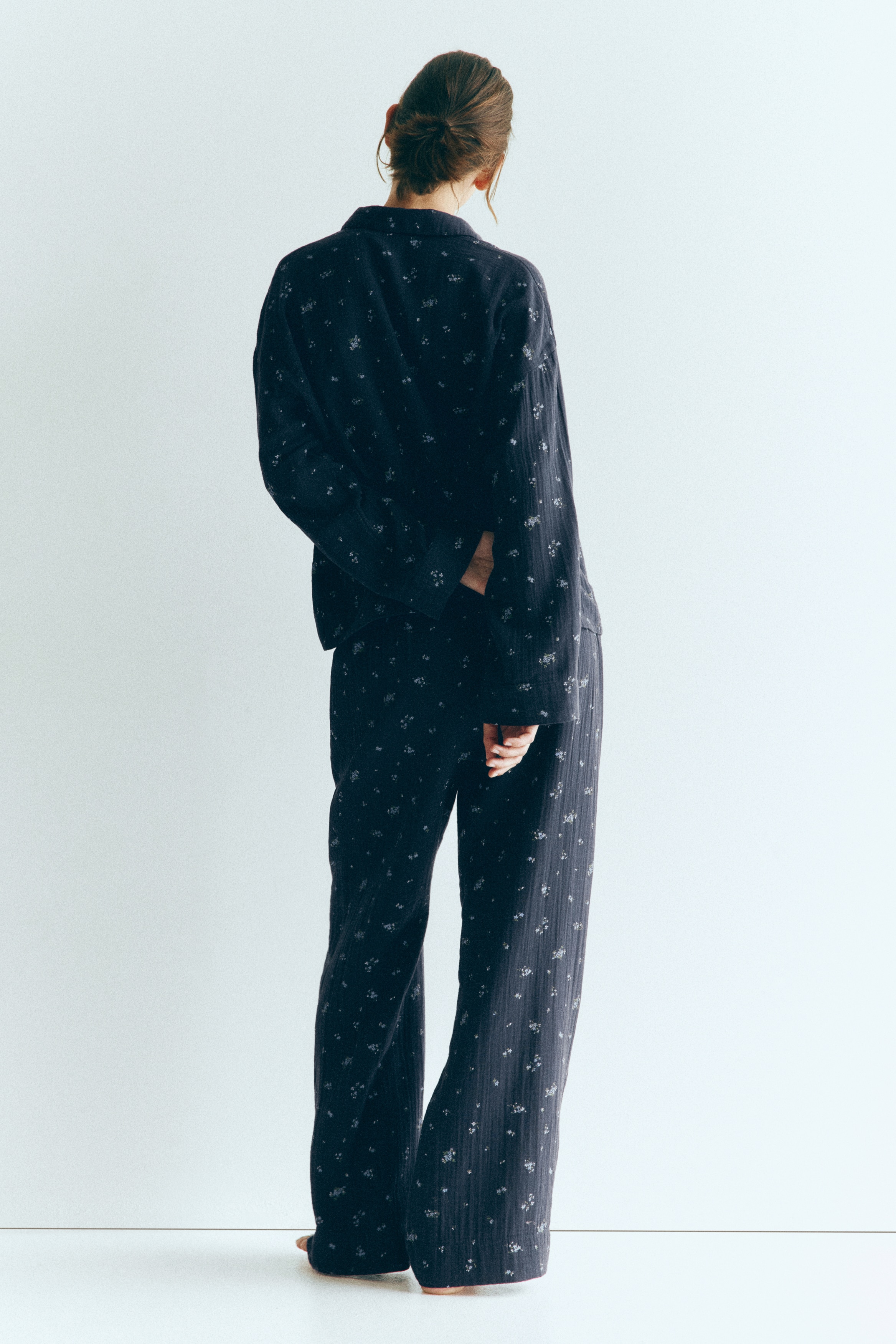 Cotton muslin pyjamasModel