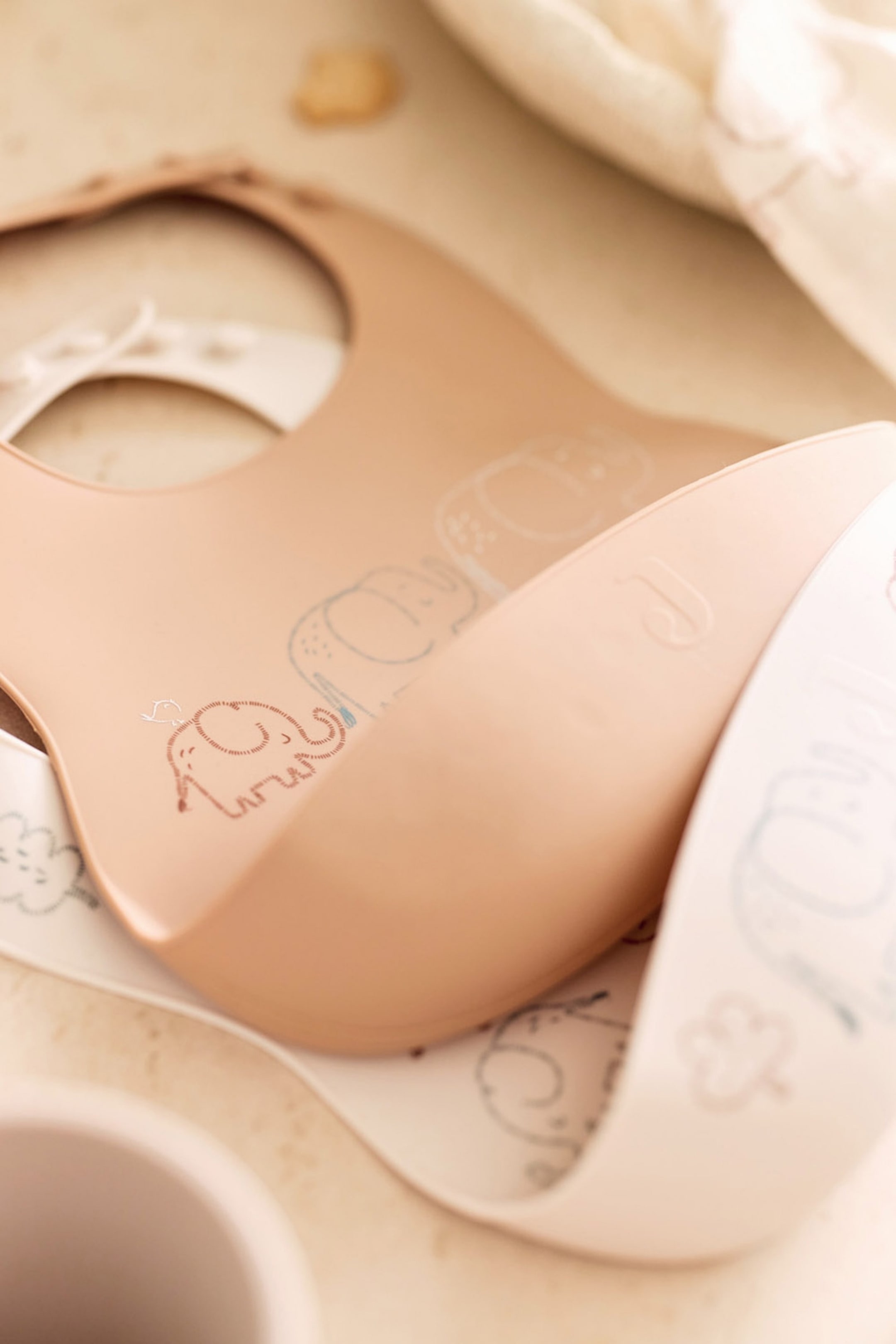 Grotere afbeelding bekijken: Bib Silicon - 4 Pack - Elephant Tales - Jollein - HOME | H&M BE 1