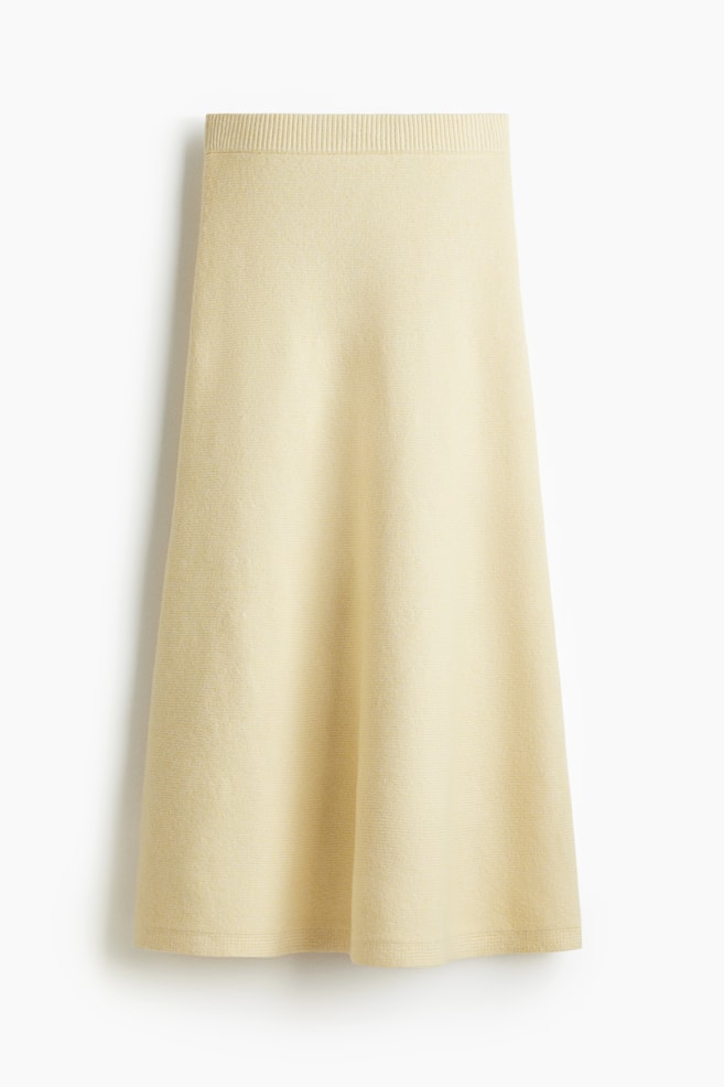 Une jupe longue jusqu'aux chevilles de couleur jaune pâle est présentée de FACE, avec un tissu en tricot doux, une taille haute élastiquée et côtelée, et une silhouette légèrement évasée. - 1