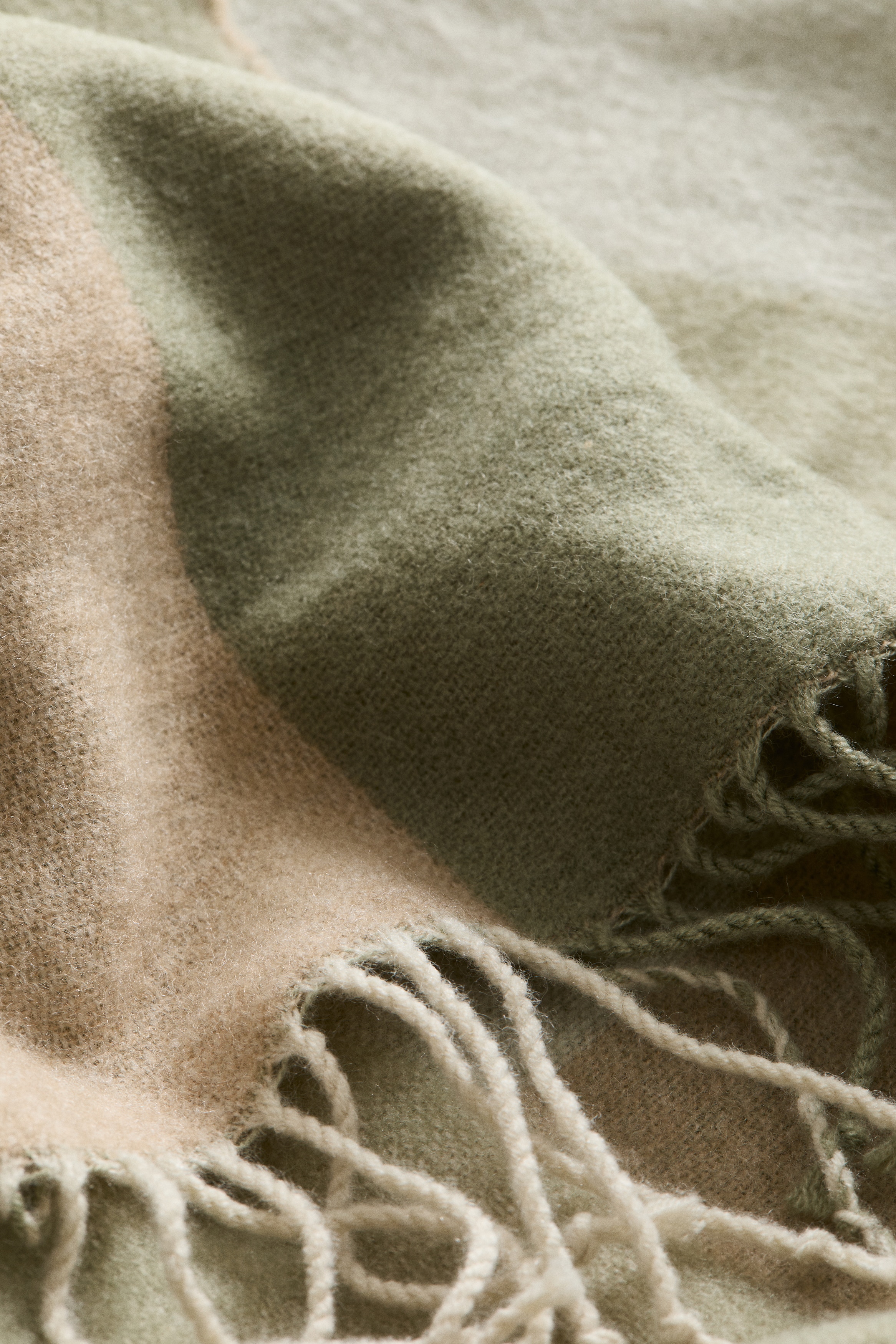Jacquard-Weave Throw - Thumbnail 3
