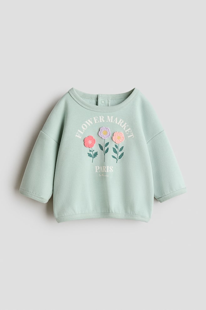 Sweatshirt mit Motiv - Helles Mattgrün/Blumen/Cremefarben/Früchte - 1