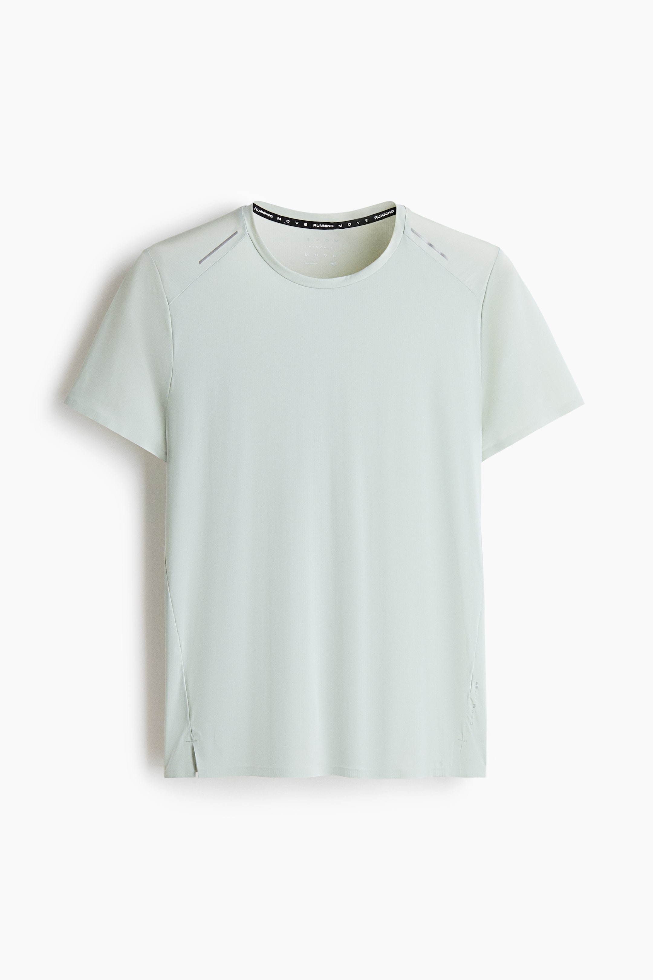 Ver imagen más grande: Una camiseta de manga corta en verde claro presenta un cuello redondo con ribete interior negro, mangas ranglán con detalles reflectantes en los hombros y pequeñas aberturas laterales en el bajo, además de un sutil panel texturizado en la parte inferior derecha.