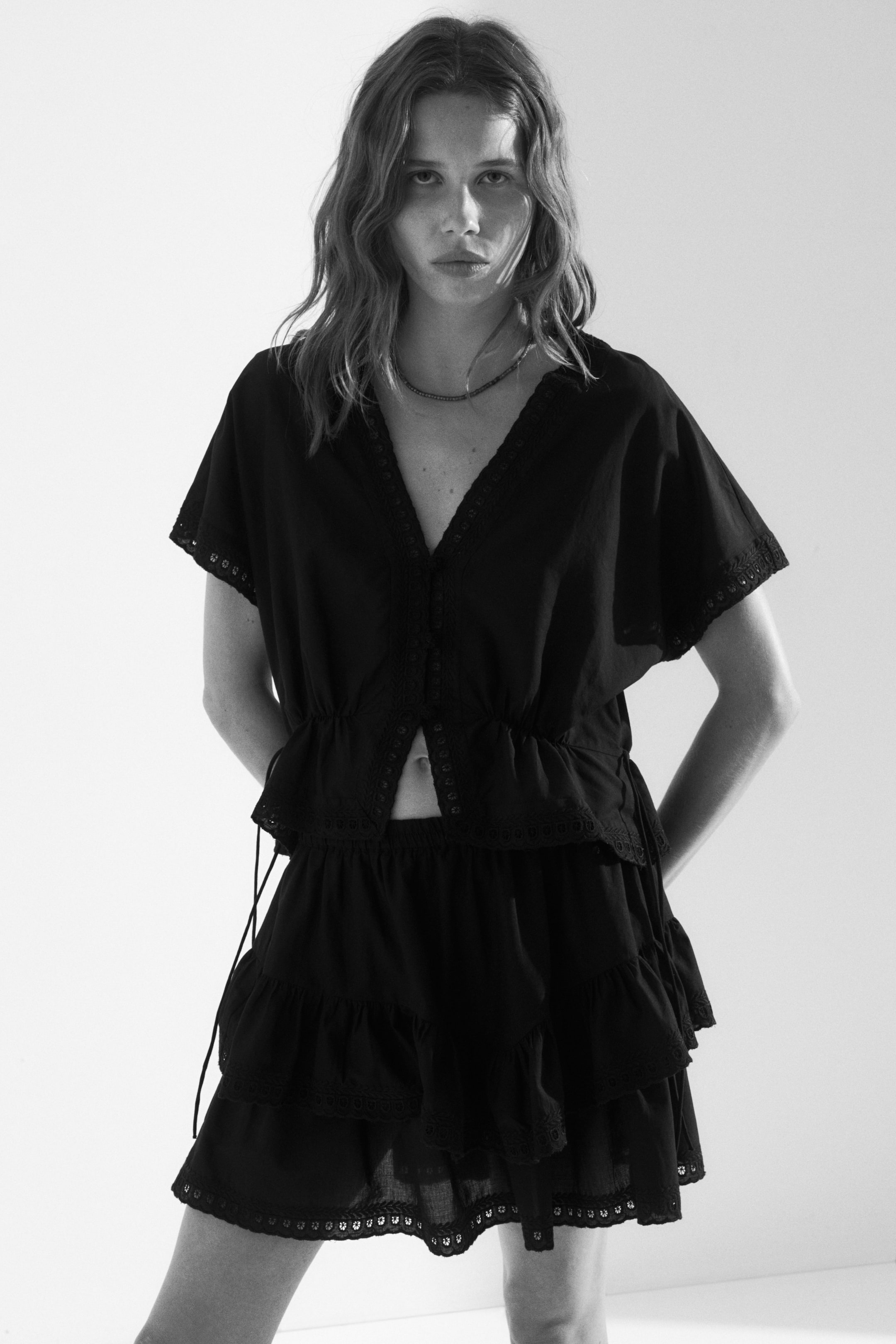 Женские юбки H&M Tiered Skirt with Eyelet Embroidery — фото 6