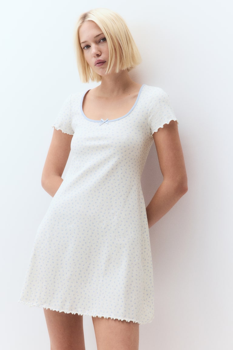 Robe à détails surjetés avec jupe évasée - Blanc/fleuri - FEMME | H&M FR