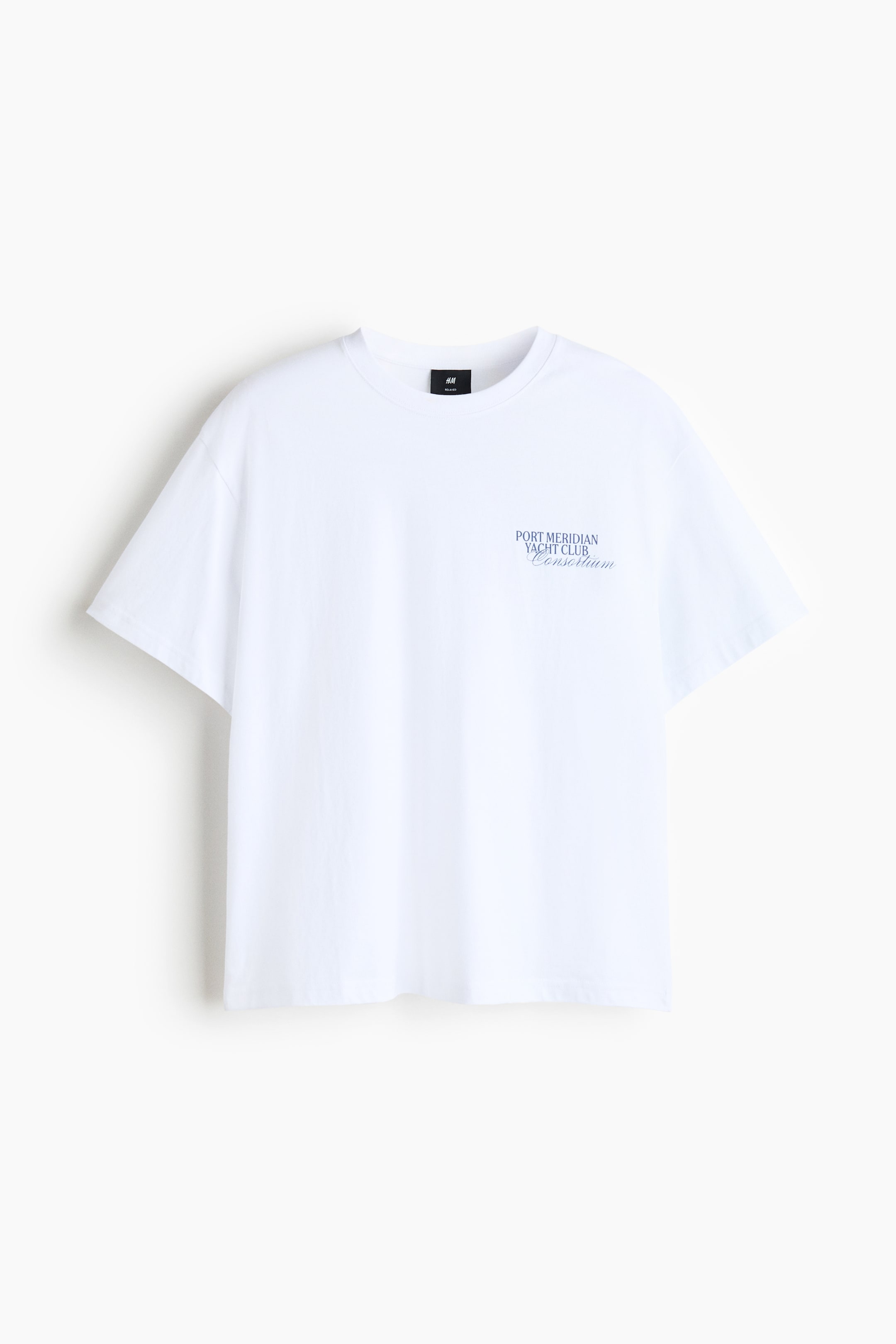 Ver imagem maior: Uma t-shirt de jersey de algodão de peso médio em branco apresenta o seu lado frontal, com uma gola redonda com acabamento em canelado e ombros caídos. Um pequeno gráfico azul com a inscrição "PORT MERIDIAN YACHT CLUB Consortium" aparece no peito esquerdo, e a t-shirt exibe um corte solto.