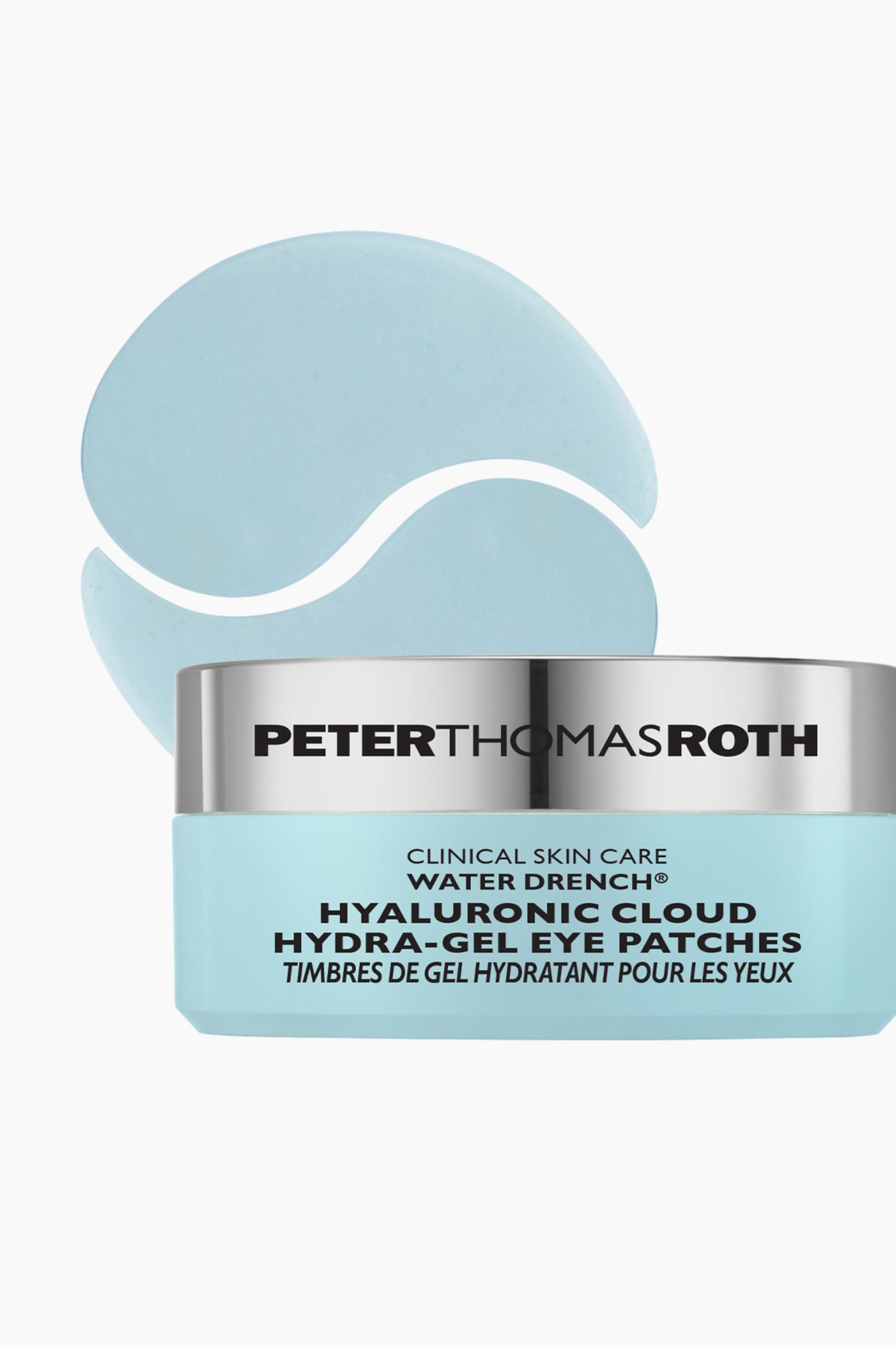 Se større billede: En lyseblå beholder til Peter Thomas Roth Hyaluronic Cloud Hydra-Gel Eye Patches står oprejst, forsynet med et sølvbånd med mærkenavnet 'PETERTHOMASROTH' og viser produktdetaljer på forsiden. To gennemsigtige, bølgeformede, lyseblå gel-øjenpatches dukker frem bag beholderen.