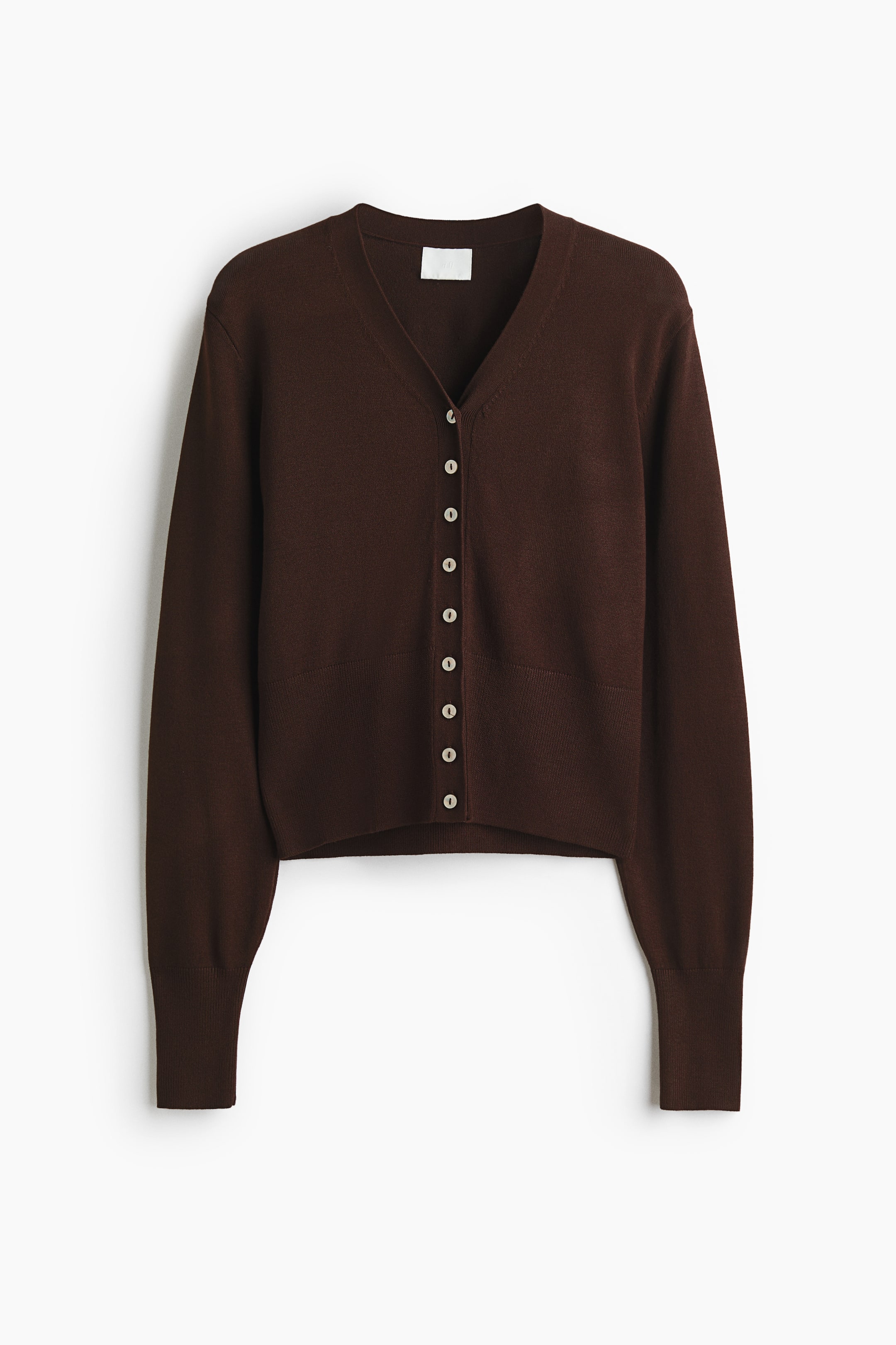 Agrandir l'image: Un cardigan court en maille fine marron est présenté de face, avec un col en V et des boutons clairs sur le devant. Il est doté de manches longues avec des poignets larges à côtes et un ourlet large à côtes.