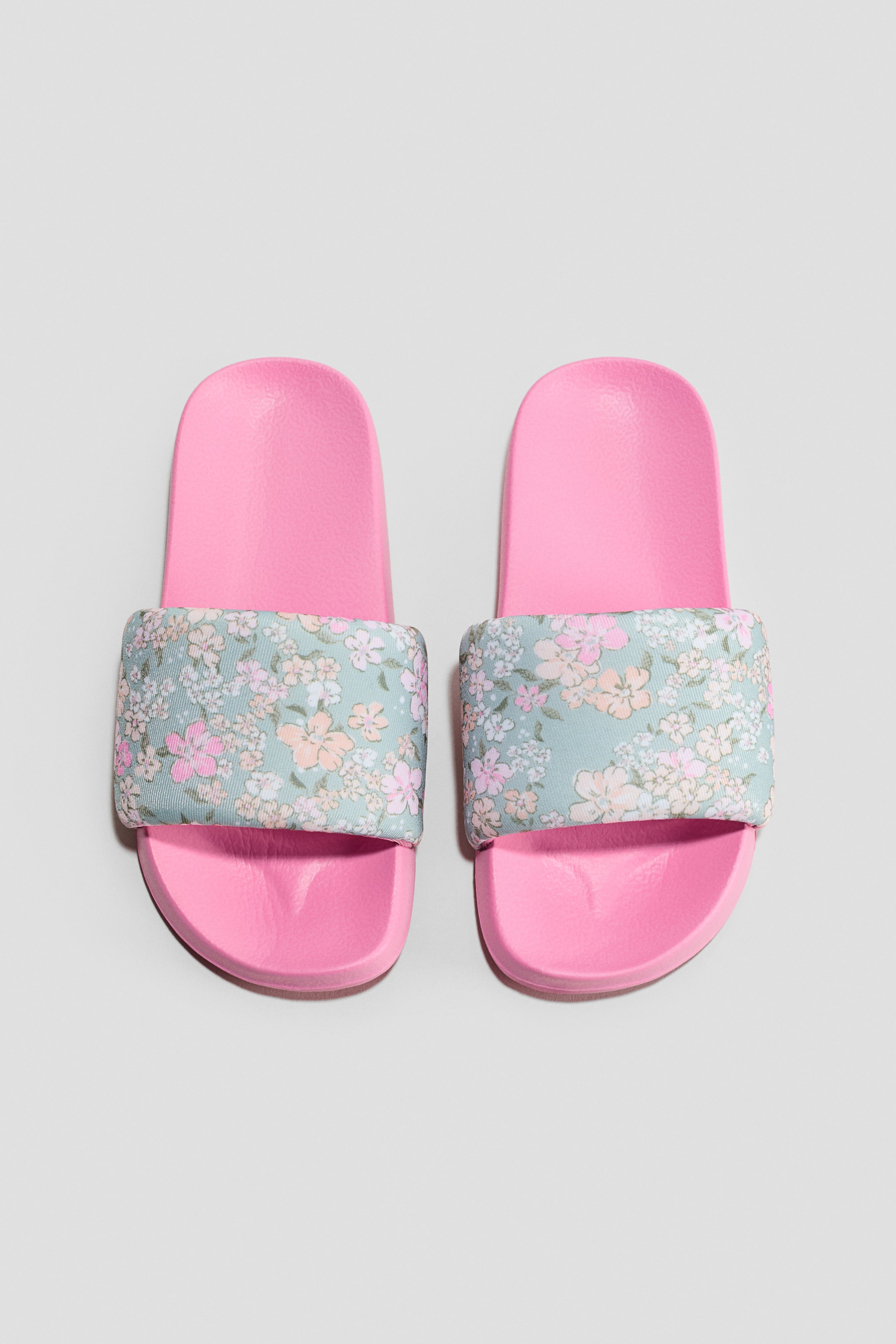 Grotere afbeelding bekijken: Badslippers - Dusty groen/bloemen - KINDEREN | H&M NL 1