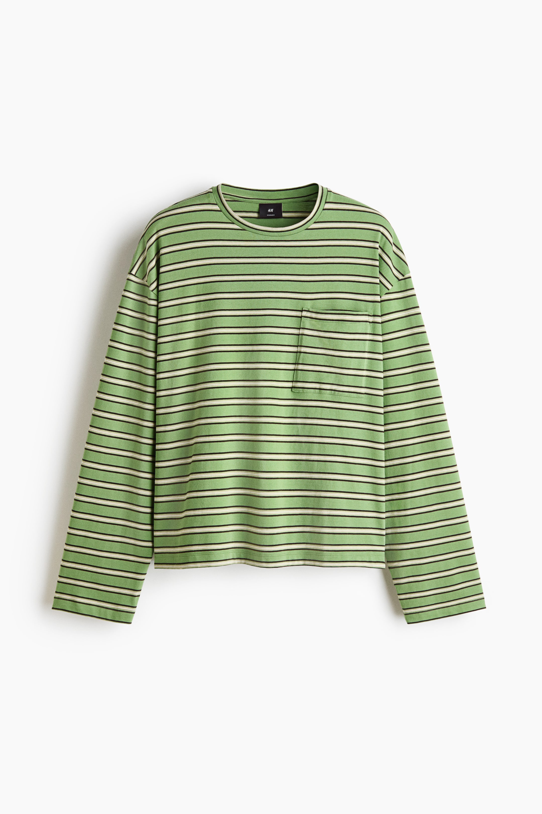 Grotere afbeelding bekijken: Een T-shirt met lange mouwen toont horizontale strepen in groen, gebroken wit en zwart, vanuit een vooraanzicht. Het shirt heeft een geribde ronde hals, verlaagde schouders en één opgestikte borstzak aan de linkerkant.