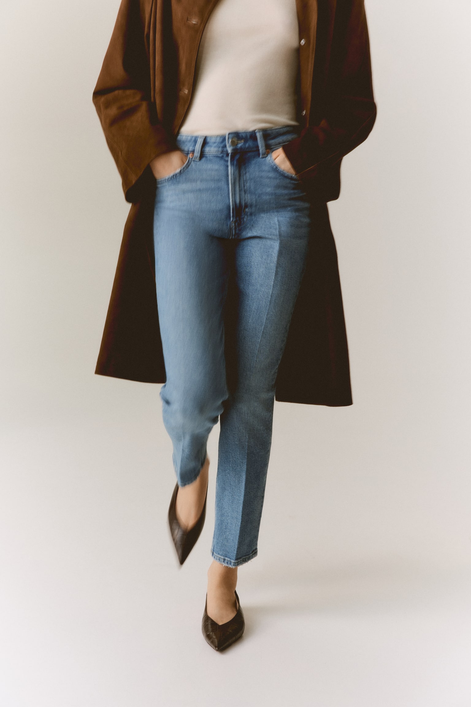 Женские джинсы H&M High-Rise Slim Straight Ankle, цвет: Светлый джинсовый синий — фото 5