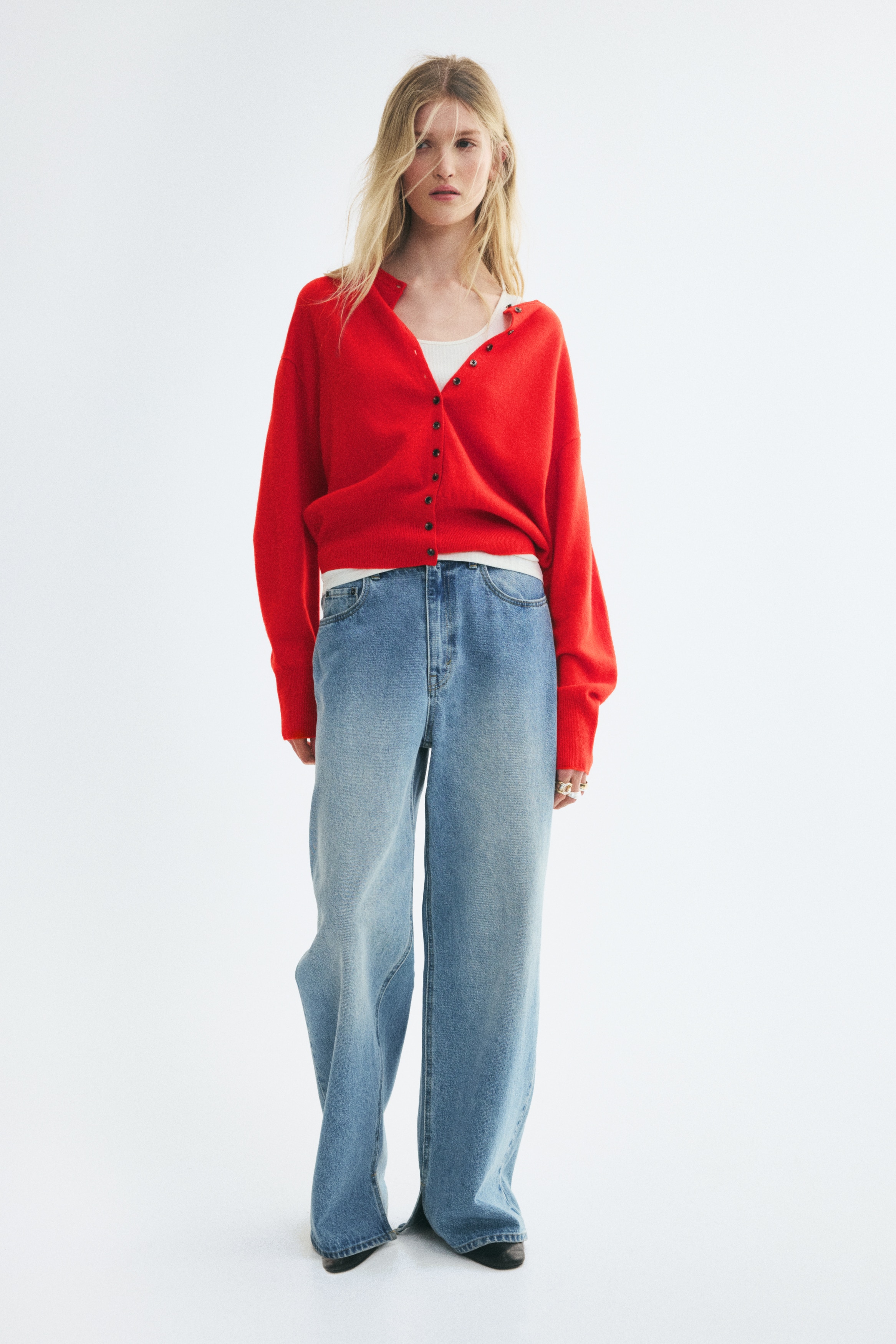 Wool cardiganModel
