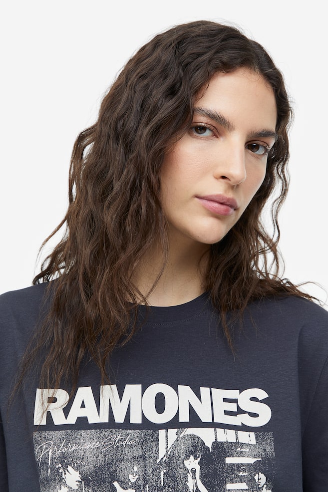 T-shirt med motiv - Mörkgrå/Ramones/Ljus gråmelerad/UCLA/Ljus gråmelerad/Harvard/Ljusbeige/UCLA/dc/dc/dc/dc/dc/dc/dc/dc/dc/dc/dc - 4