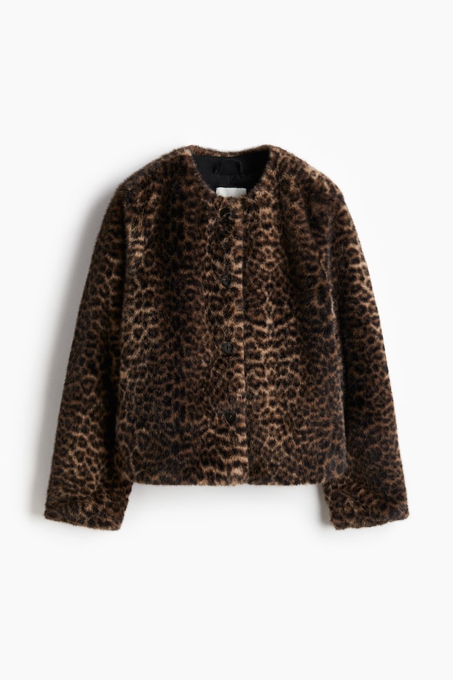 Eine Vorderansicht einer braun-schwarz gepunkteten Leopardenjacke mit einer weichen, flauschigen Textur, einem runden Halsausschnitt und Knöpfen an der Vorderseite. - 1