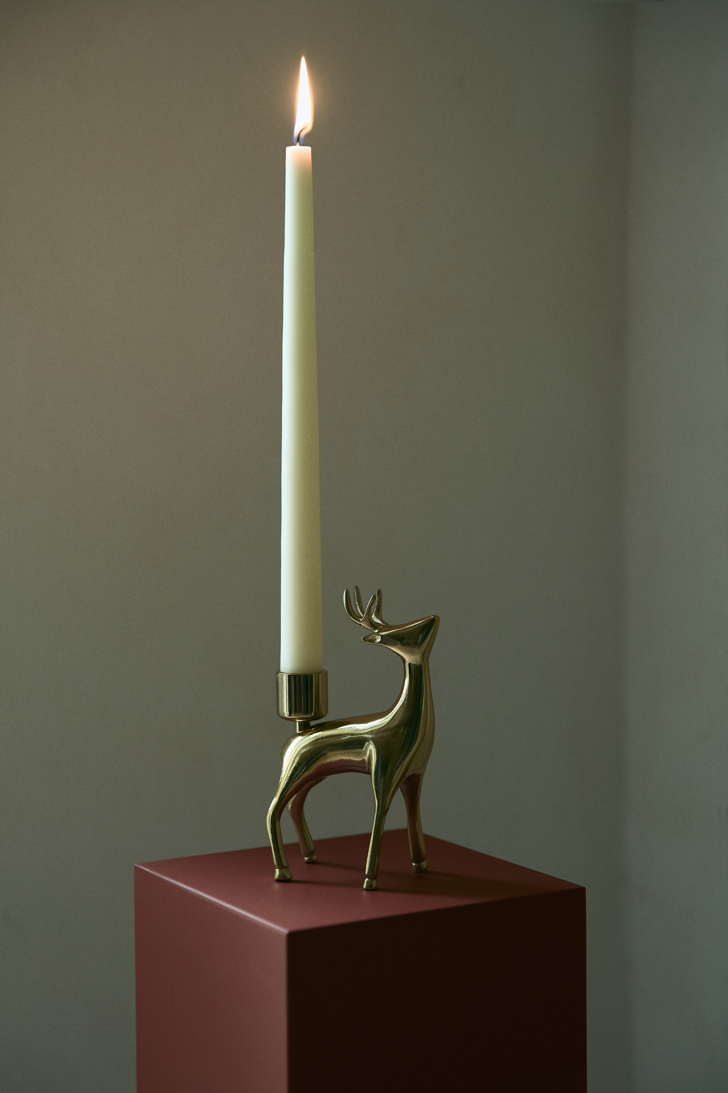 Reindeer-shaped candle holder - Gold-coloured/Reindeer