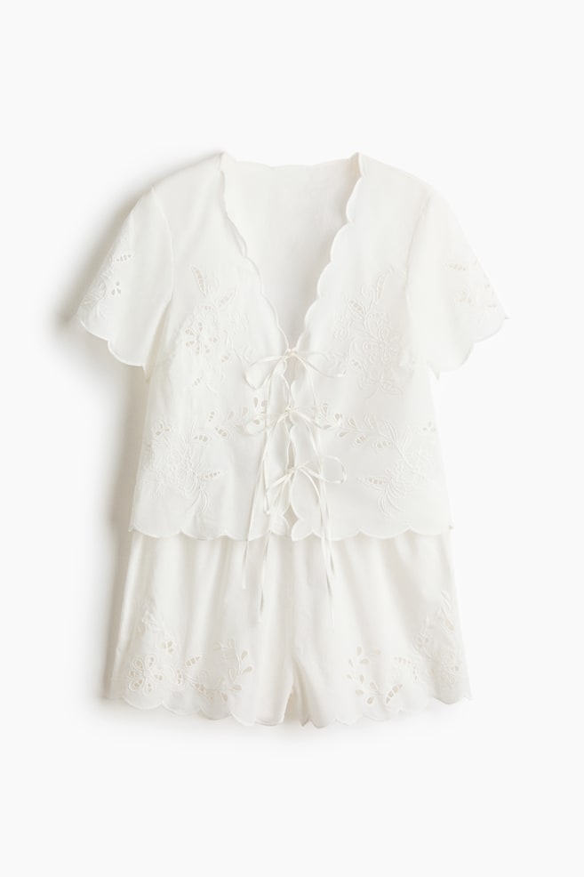 Baumwollshorty mit Broderie Anglaise - Weiß - 1
