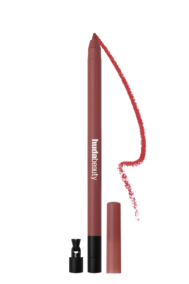 Lip Contour 2.0 Automatic Lip Pencil stÃ¥r oppreist vertikalt og viser den spisse tuppen, en rÃ¸dbrun kropp og en hvit merkevarelogo. En matchende hette og et lite svart spisserverktÃ¸y ligger ved siden av basen, mens en teksturert, bÃ¸lgende fargeprÃ¸ve i samme rÃ¸dbrune nyanse slynger seg nedover fra tuppen. - 1