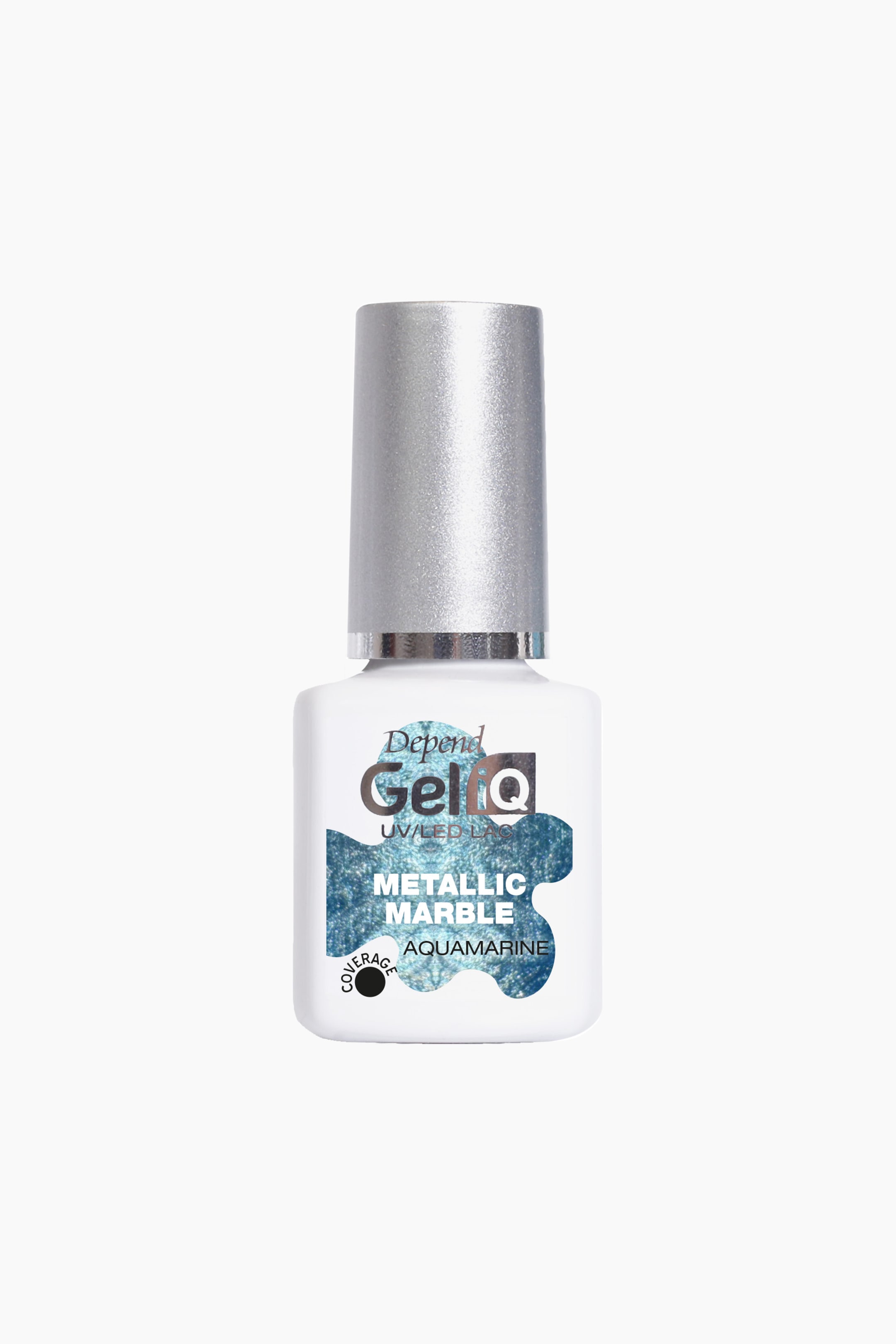Se større billede: En neglelakflaske står oprejst, vendt fremad, med en hvid krop og en metallisk sølvhætte. Dens frontetiket viser 'Depend Gel IQ UV/LED Lacquer' med teksten 'Metallic Marble Aquamarine' overlejret på et blåt marmoreret mønster.