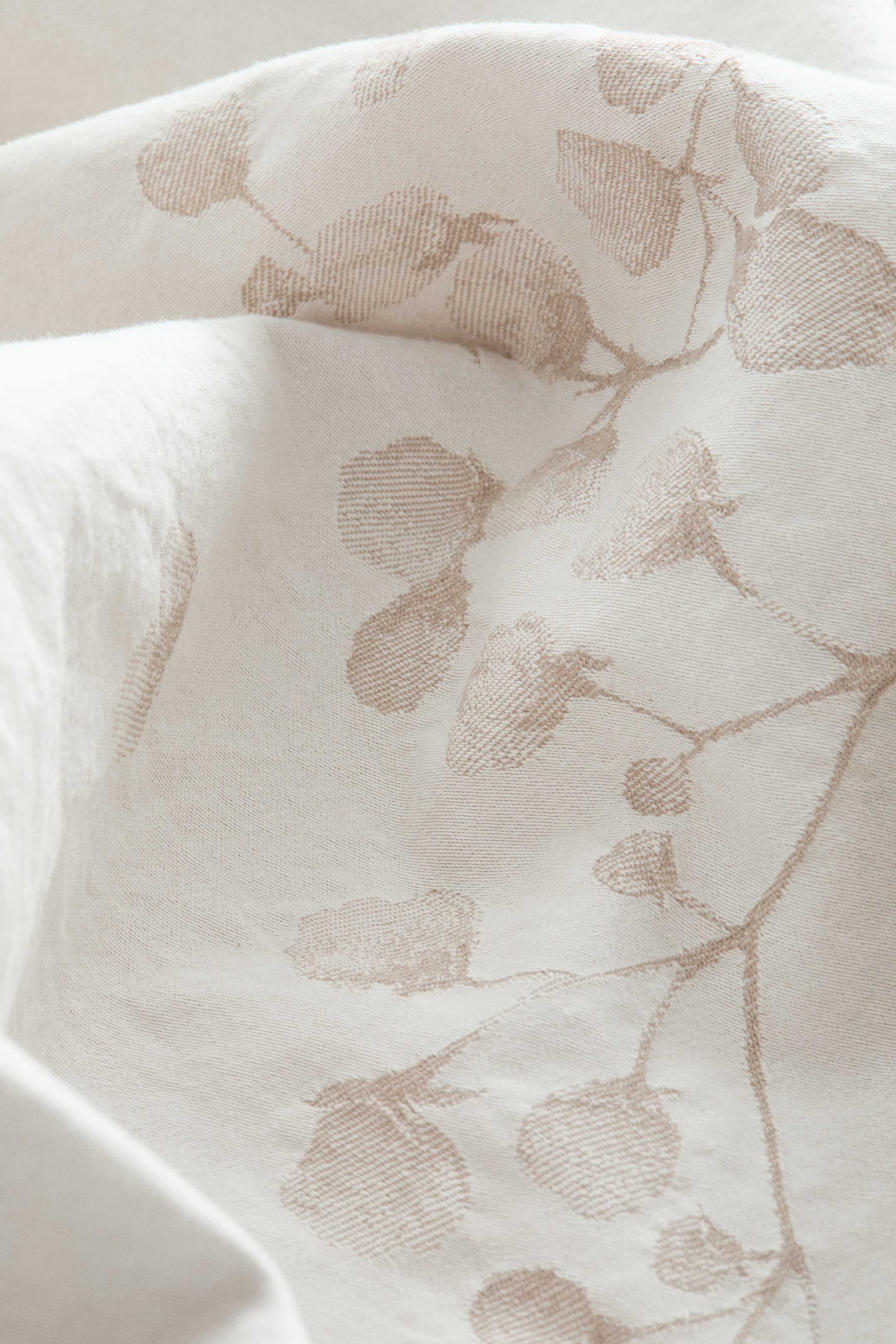 Jacquard-weave sateen tablecloth