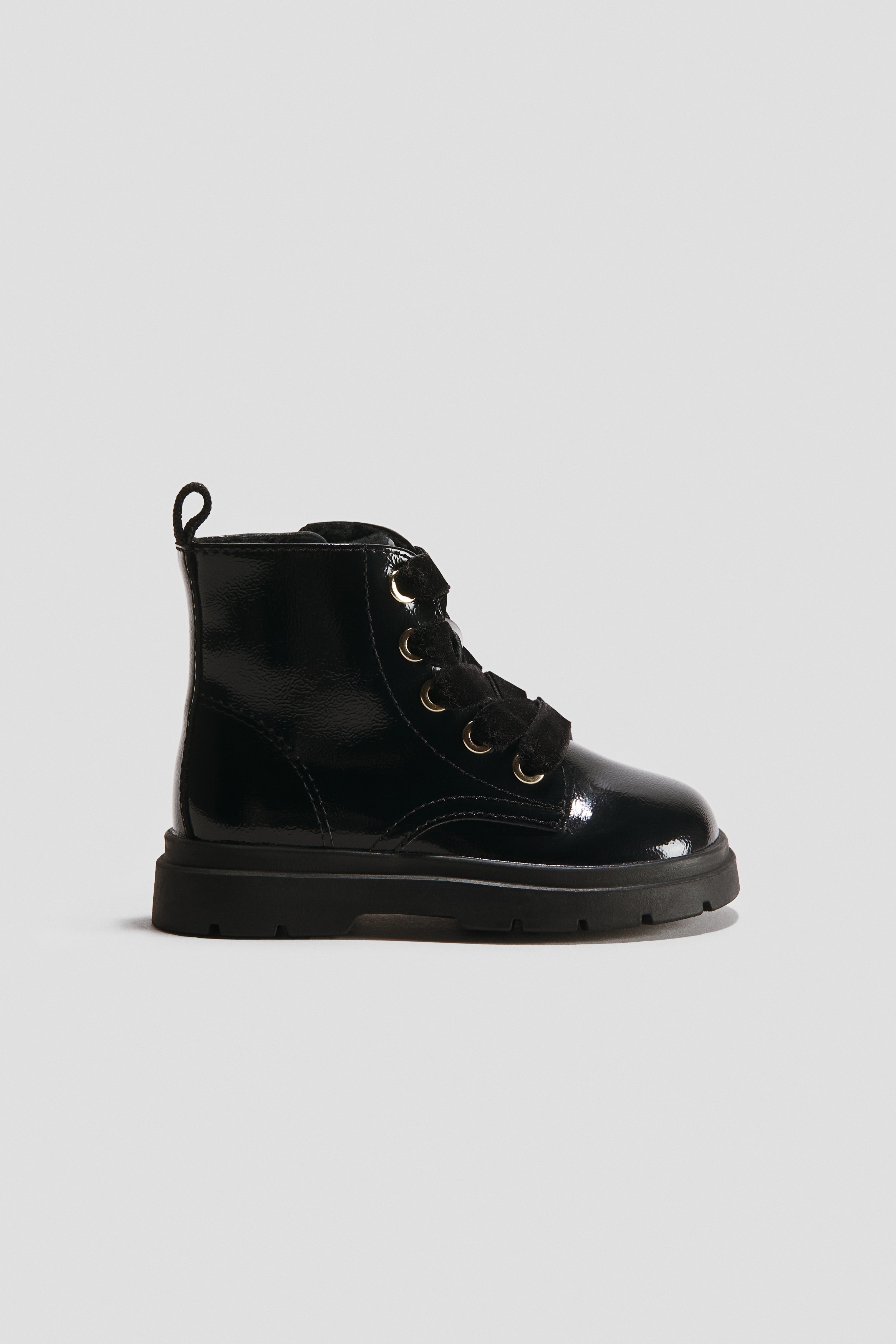 Lace-up bootsModel