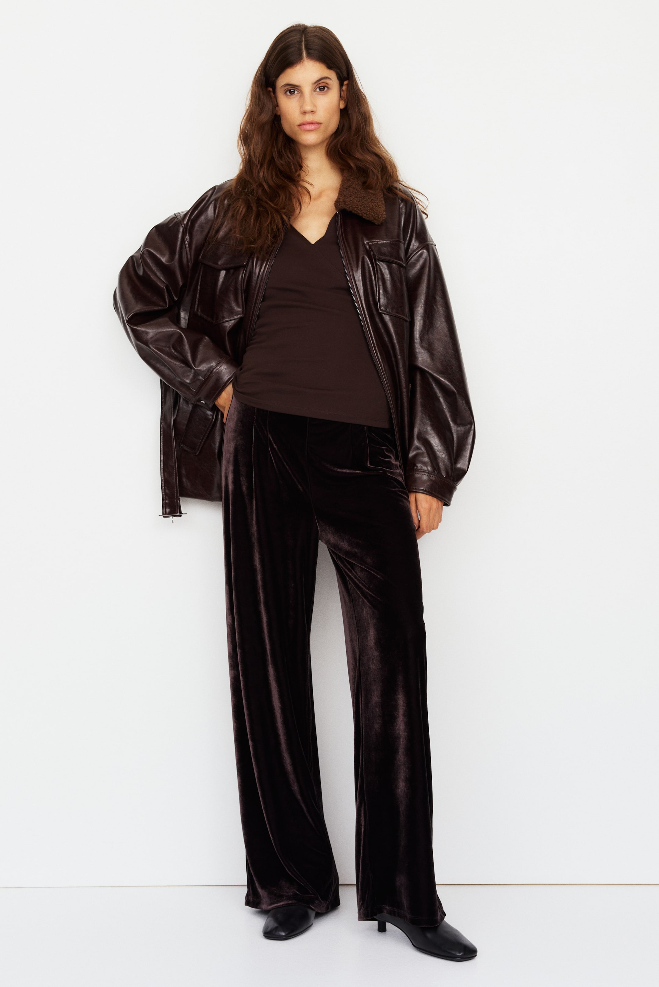 Vis større bilde: MAMA Ribbestrikket ammetopp - Mørk brun - DAME | H&M NO 2