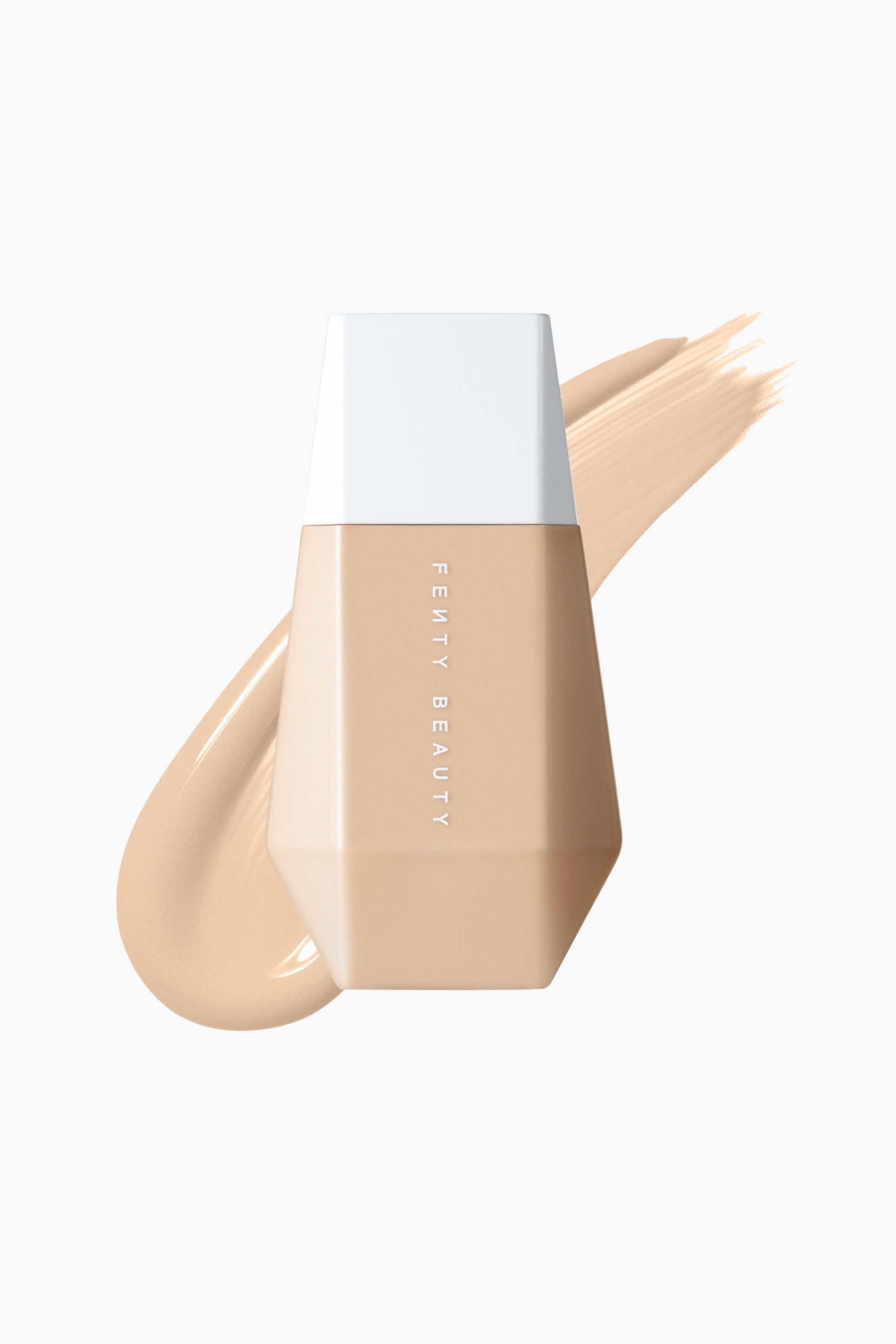 Visa större bild: En geometrisk, facetterad flaska med Fenty Beauty skin tint står upprätt i frontläge, placerad ovanpå ett diagonalt svep av matchande ljusbeige flytande foundation. Den ljusbeige flaskan har en platt, vit, trapetsformad kork och vertikal vit text med ”FENTY BEAUTY” på framsidan.