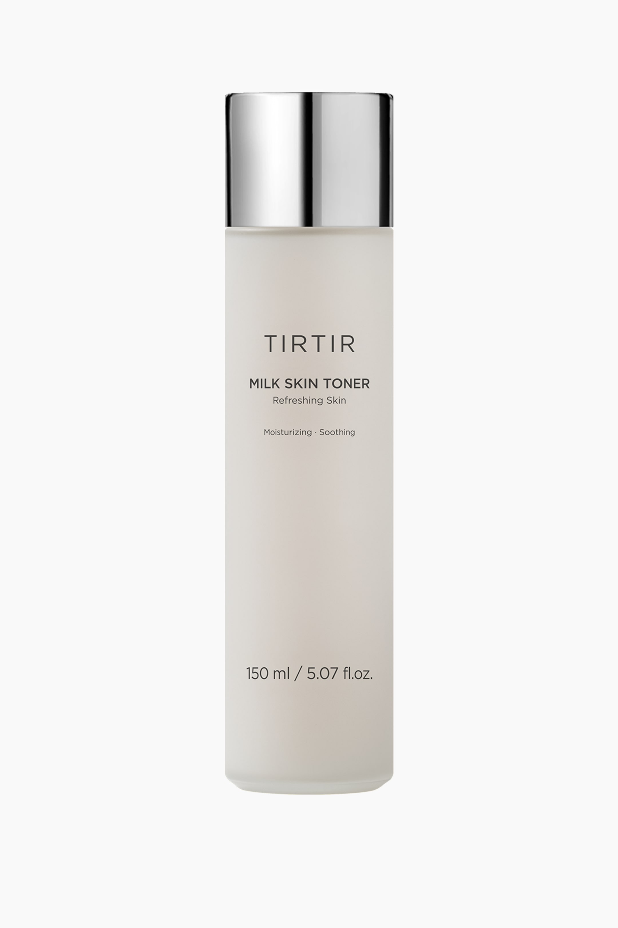 Se større billede: Den frostede hvide, cylindriske TIRTIR Milk Skin Toner-flaske står oprejst og vender fremad med en reflekterende sølvhætte. Mørk tekst mærker flasken med "TIRTIR", "MILK SKIN TONER" og "150 ml / 5.07 fl.oz.".
