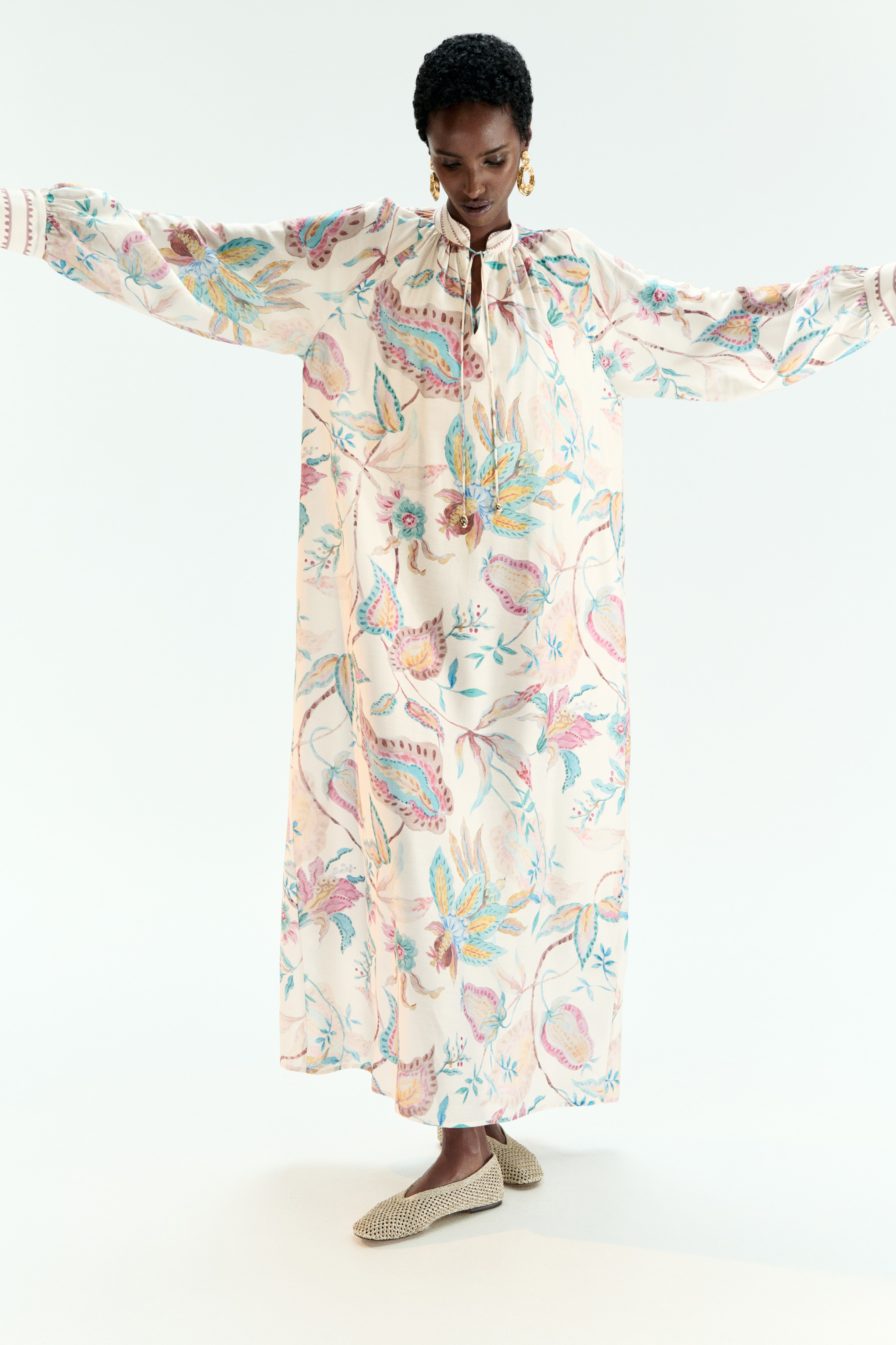 Kleid in Loose Fit - Hellbeige/Geblümt/Cremefarben/Schwarz gemustert