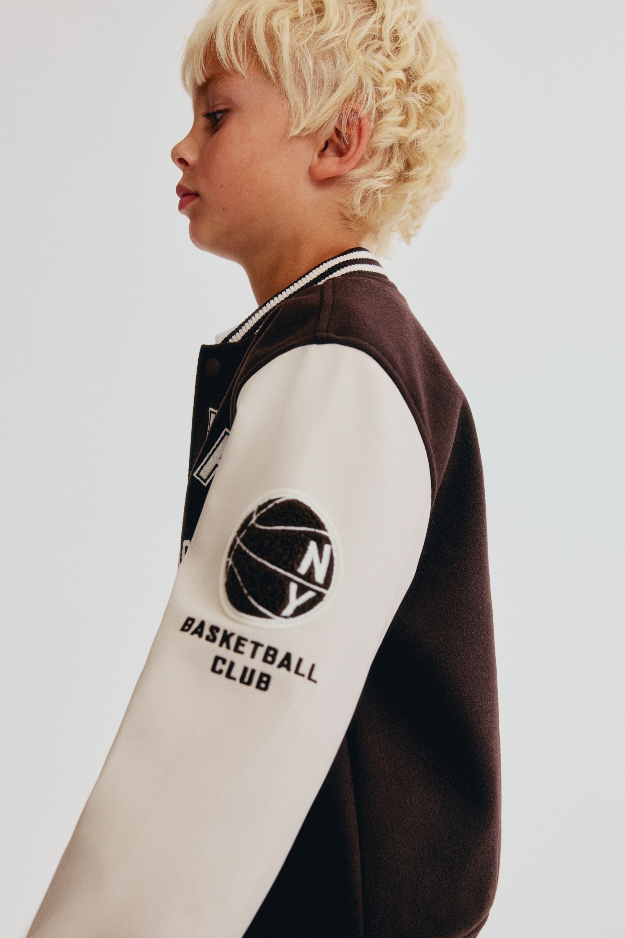 Veste de baseball à motifs brodés comme détails