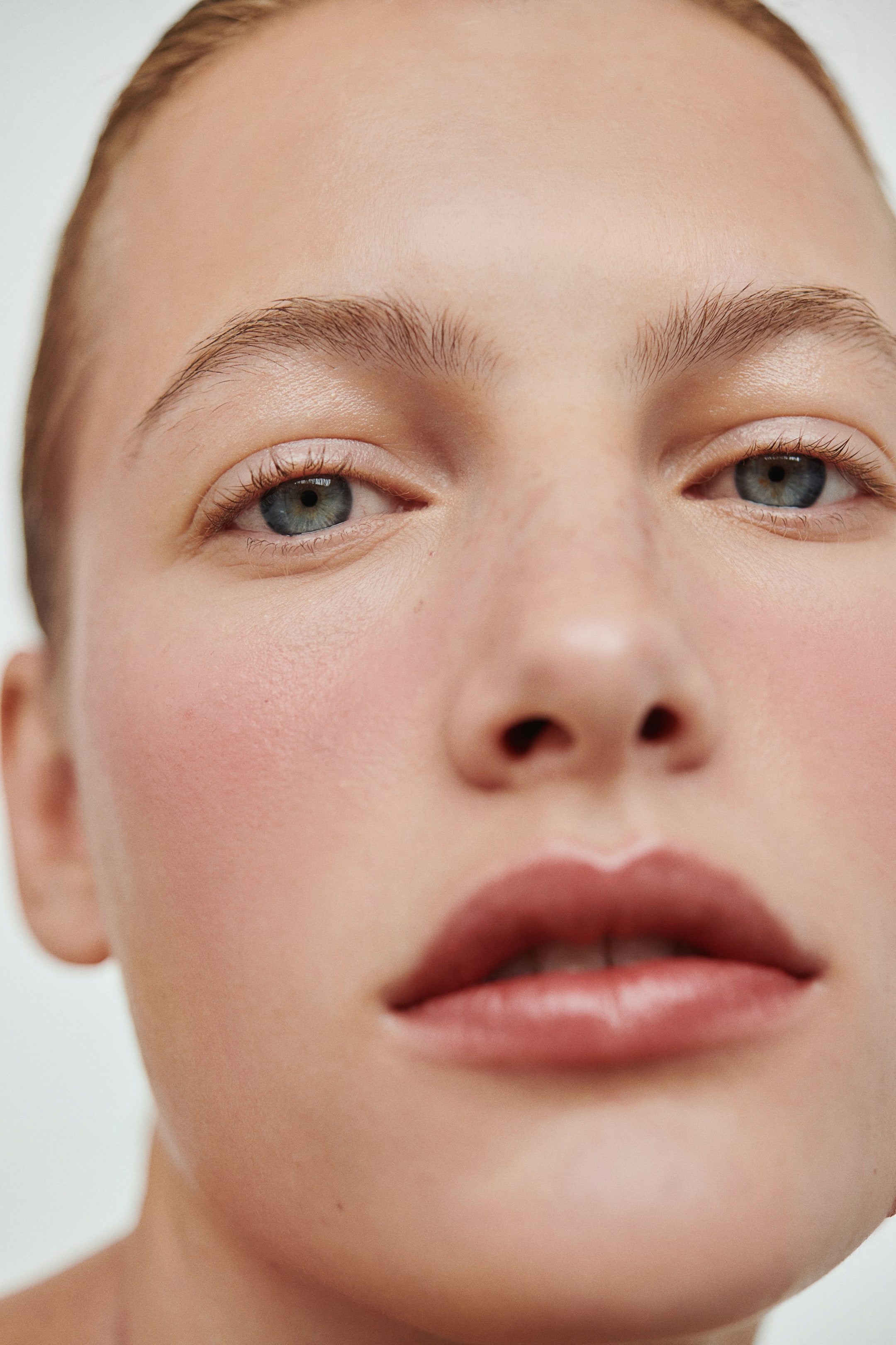 Visa större bild: En flytande rouge bärs av modellen och framträder som en mjuk, rosig färg på hennes kinder med en naturlig, mjuk matt finish.