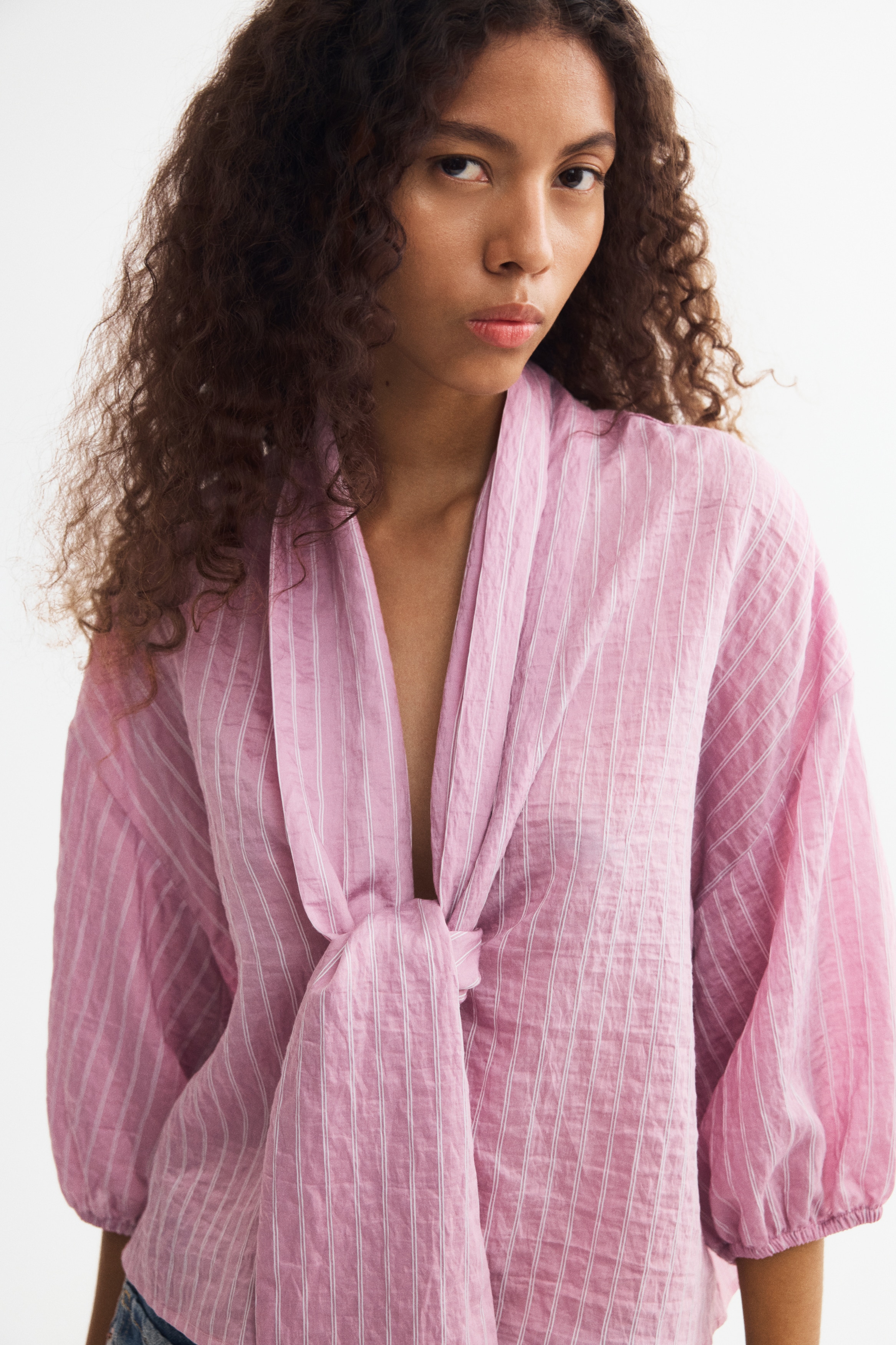 Blusa enrugada com gola de laçada - Rosa seco/Riscas