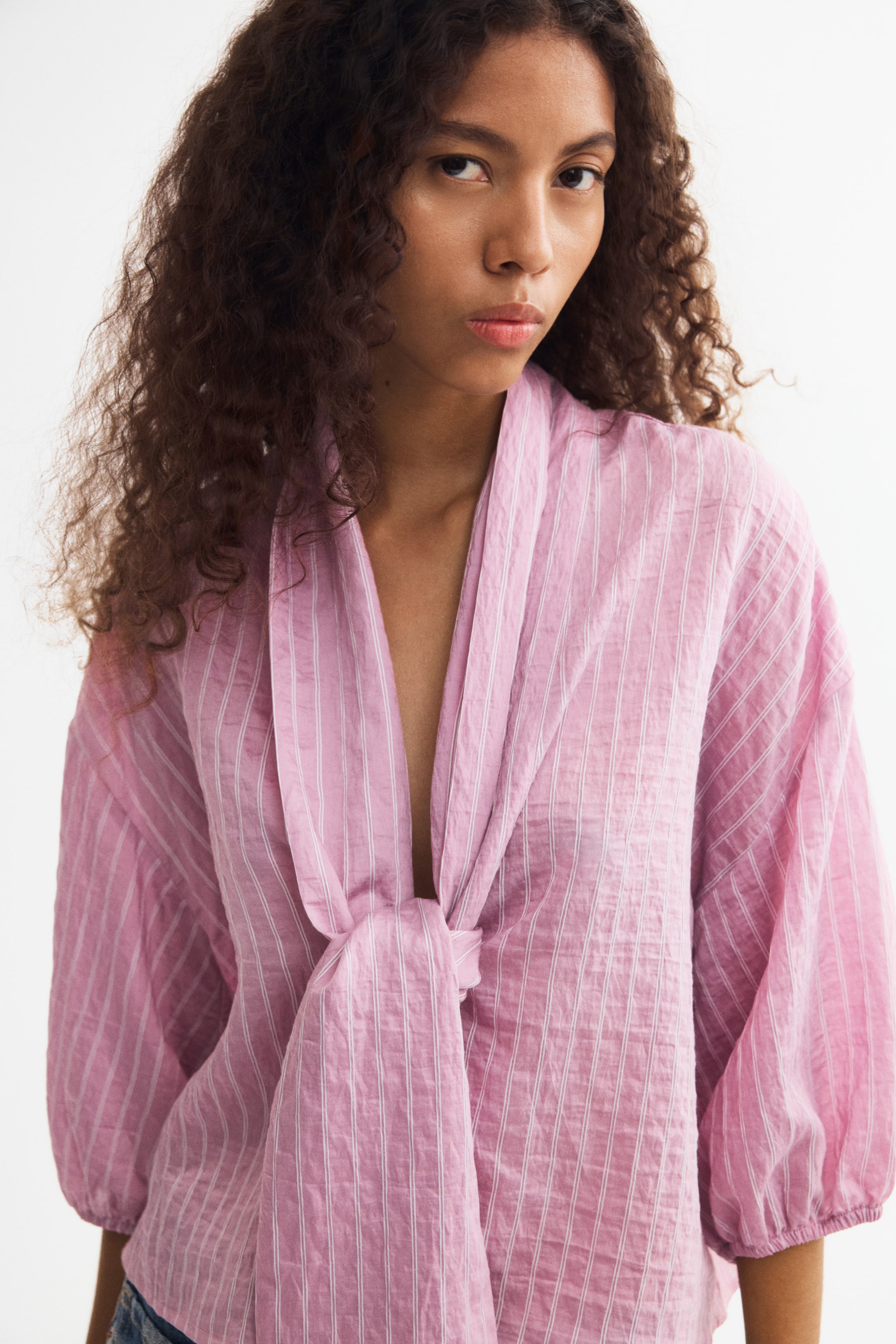 Visualizza immagine più grande: Camicetta goffrata con colletto e fiocco - Rosa polvere/righe - DONNA | H&M IT 1