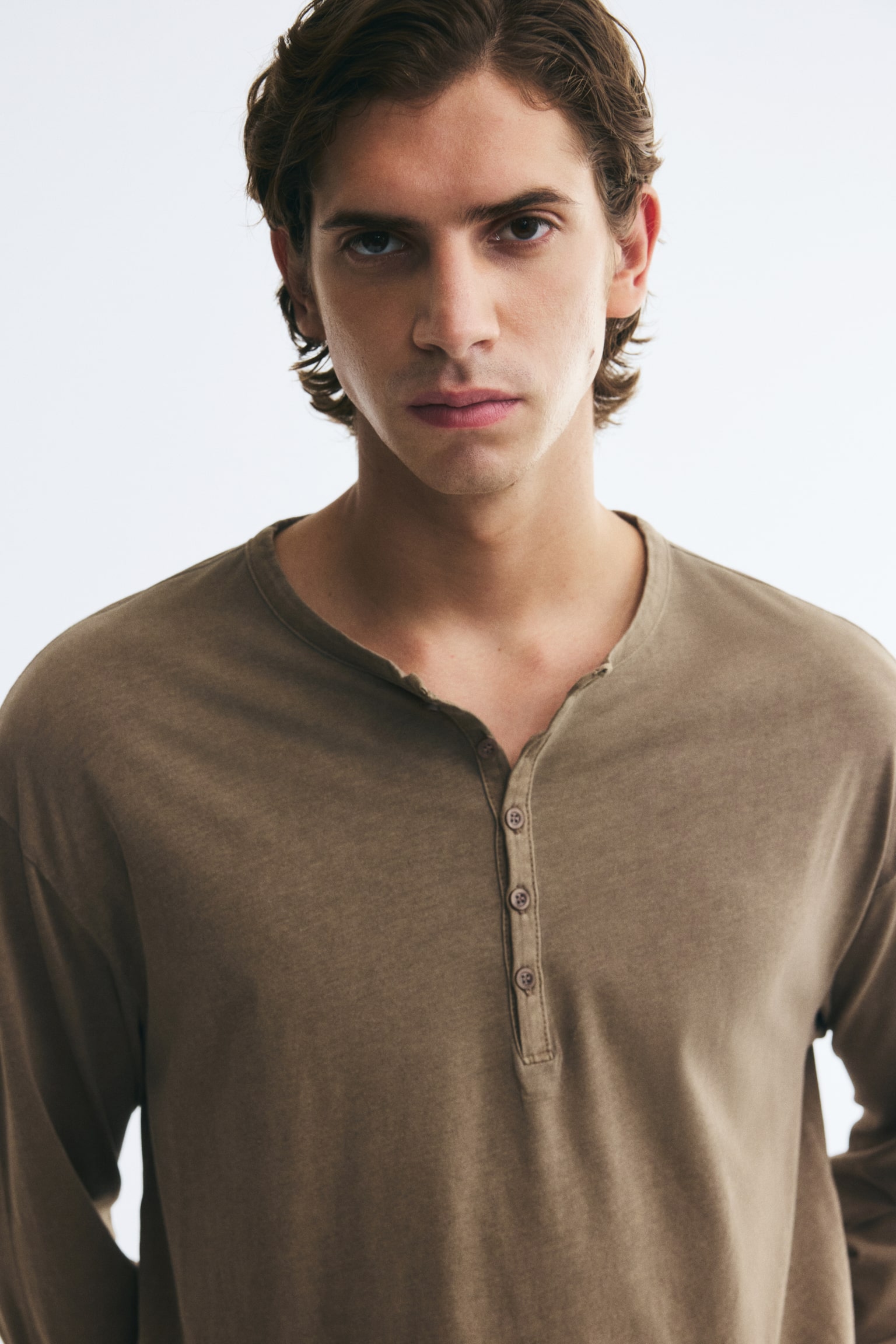 Мужская рубашка H&M Relaxed-Fit Henley, цвет: Серо-коричневый — фото 4