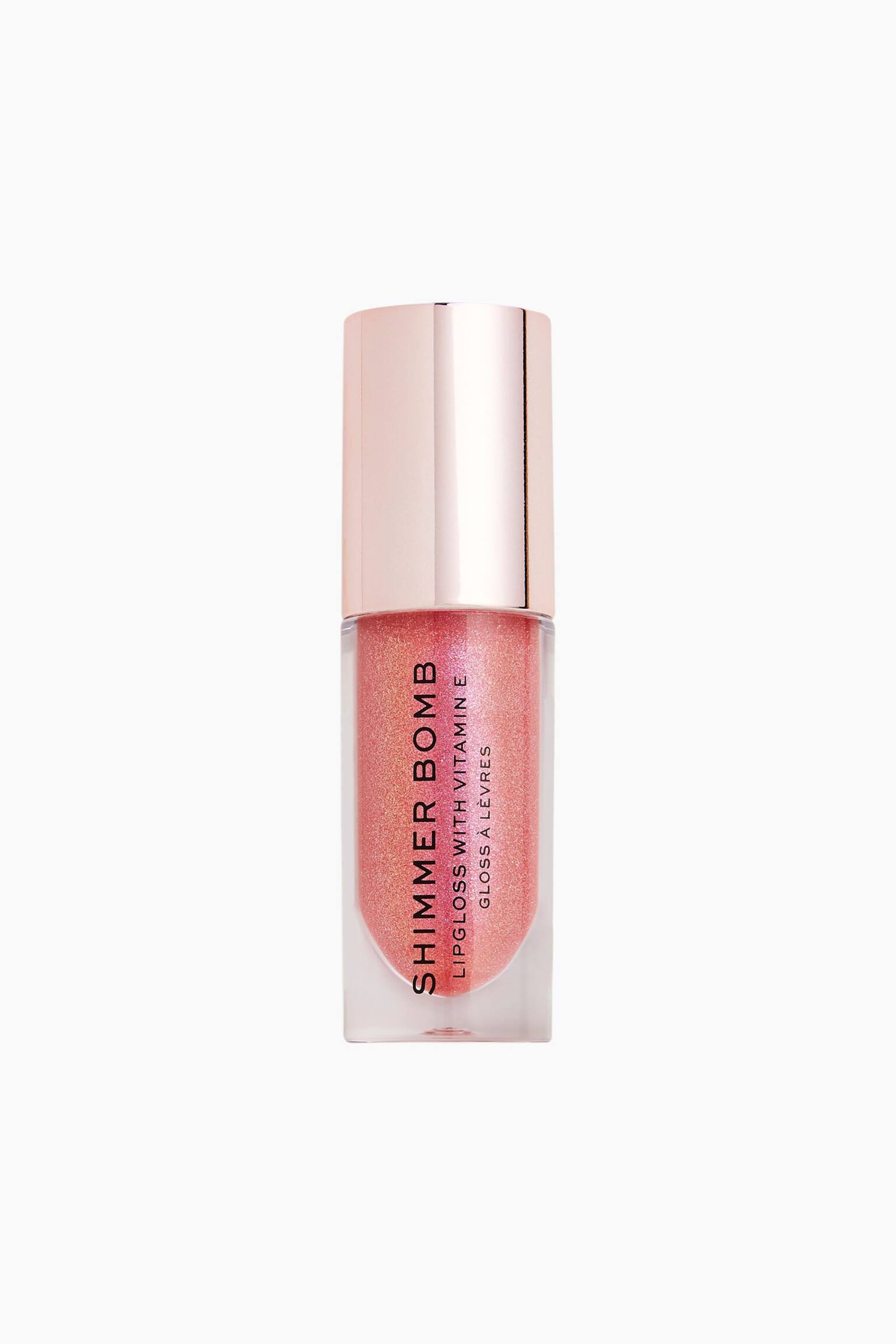 Ein Lipgloss-Tube steht aufrecht und zeigt eine transparente, zylindrische Flasche, die mit einem schimmernden, pfirsichrosa Gloss gefÃ¼llt und mit einer metallisch rosÃ©goldenen Kappe versehen ist. Schwarzer Text mit der Aufschrift âSHIMMER BOMBâ verlÃ¤uft vertikal Ã¼ber die Vorderseite des transparenten BehÃ¤lters. - 1