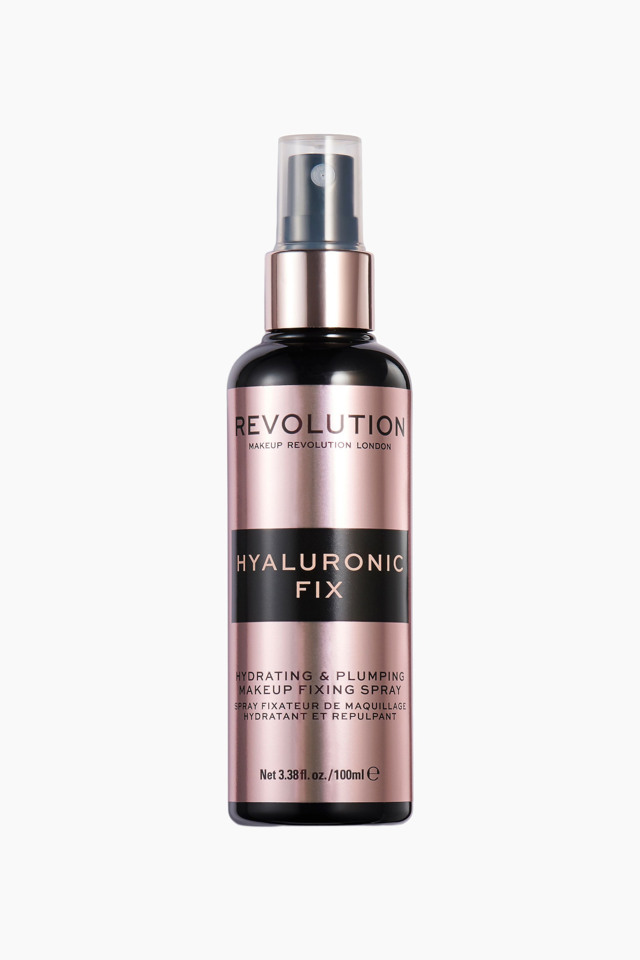 Größeres Bild ansehen: Diese frontale Ansicht des Revolution Hyaluronic Fix Makeup Fixing Sprays zeigt eine zylindrische schwarze Flasche mit einem metallisch roségoldenen Etikett. Die Flasche verfügt über eine transparente Kunststoffkappe, die eine schwarze Sprühdüse mit einem metallisch roségoldenen Kragen abdeckt.