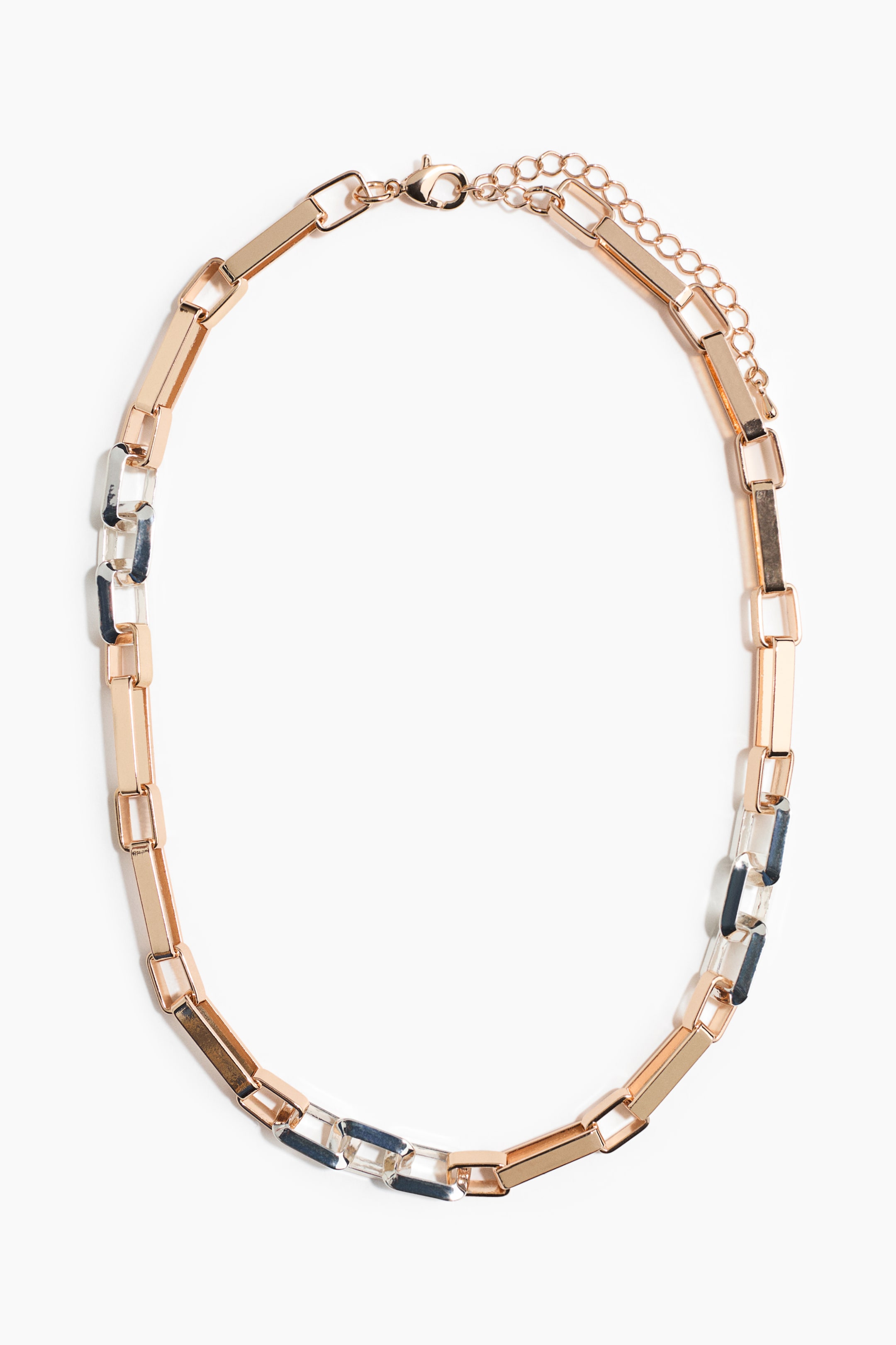 Zobraziť väčší obrázok: Krátky dvojfarebný kovový náhrdelník s plochým reťazovým vzorom, pozostávajúci zo striedajúcich sa obdĺžnikových článkov v ružovozlatej a striebornej farbe. Je navrhnutý s nastaviteľnou dĺžkou a spínačovým zapínaním.