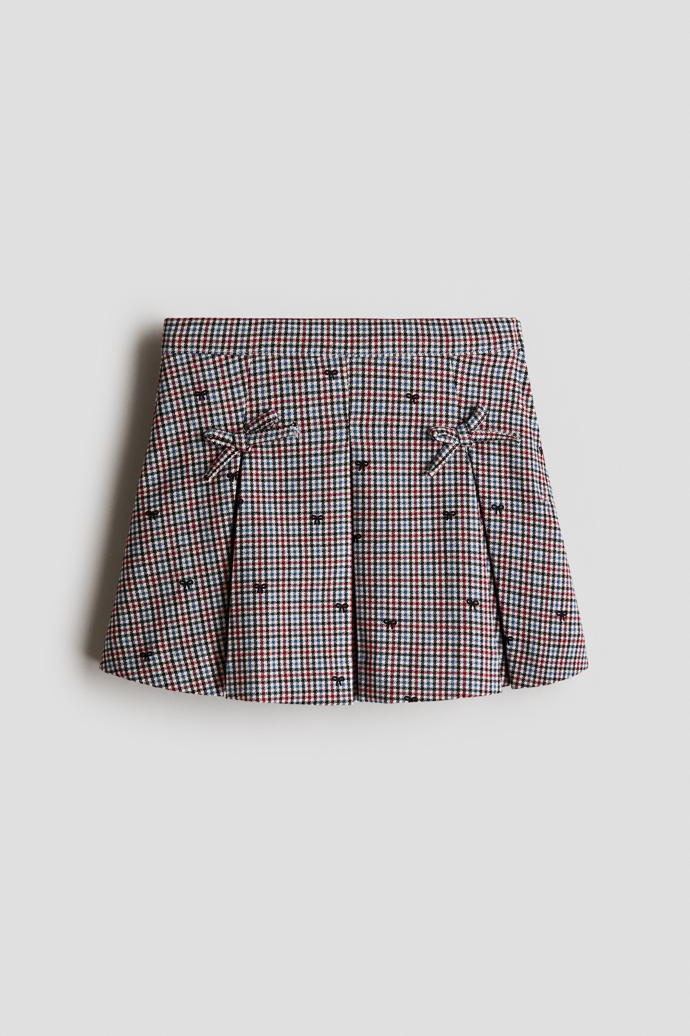Bow-detail pleated skirtModel