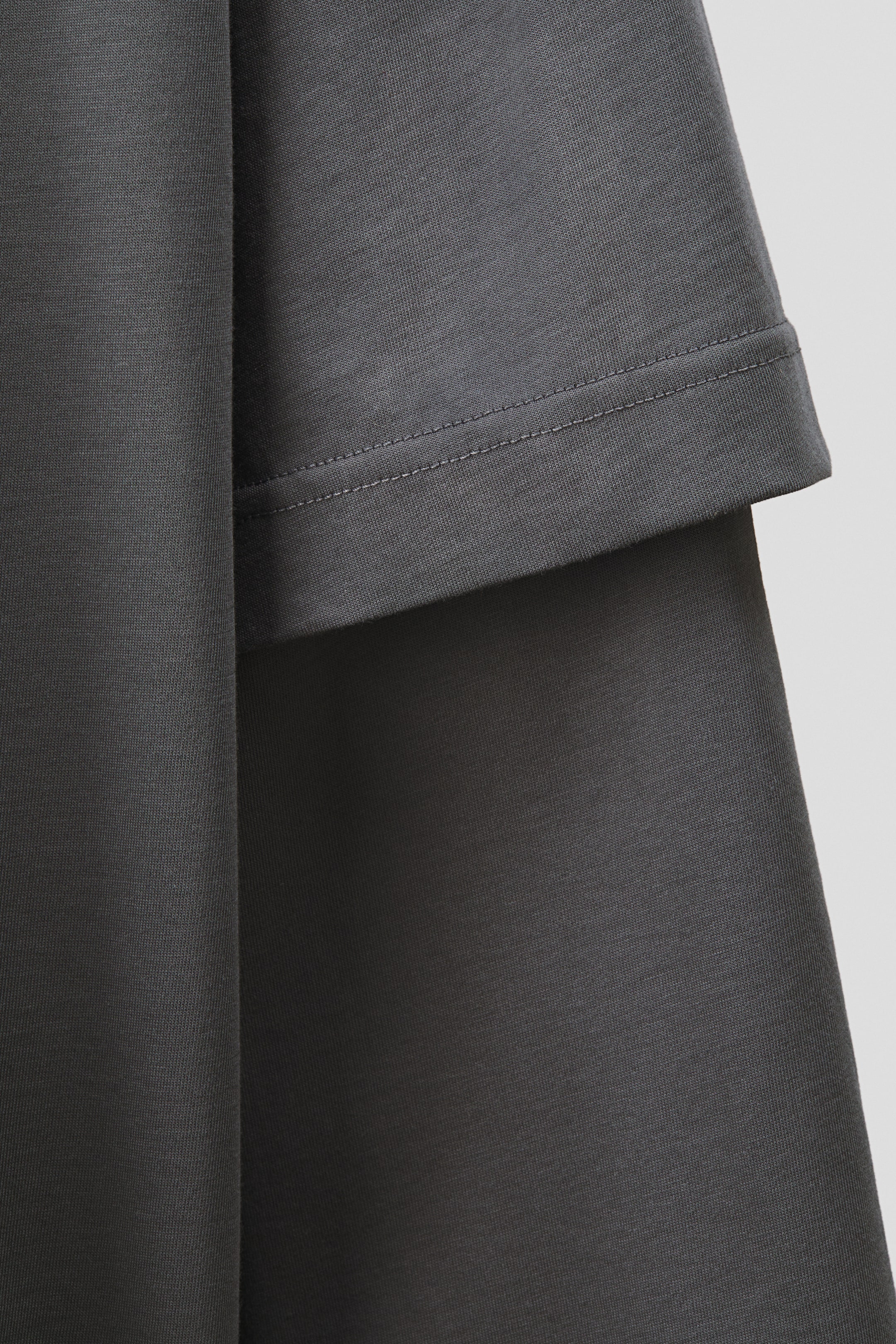 Agrandir l'image: T-shirt à effet superposé en coton pima - Gris foncé - HOMME | H&M CH 7