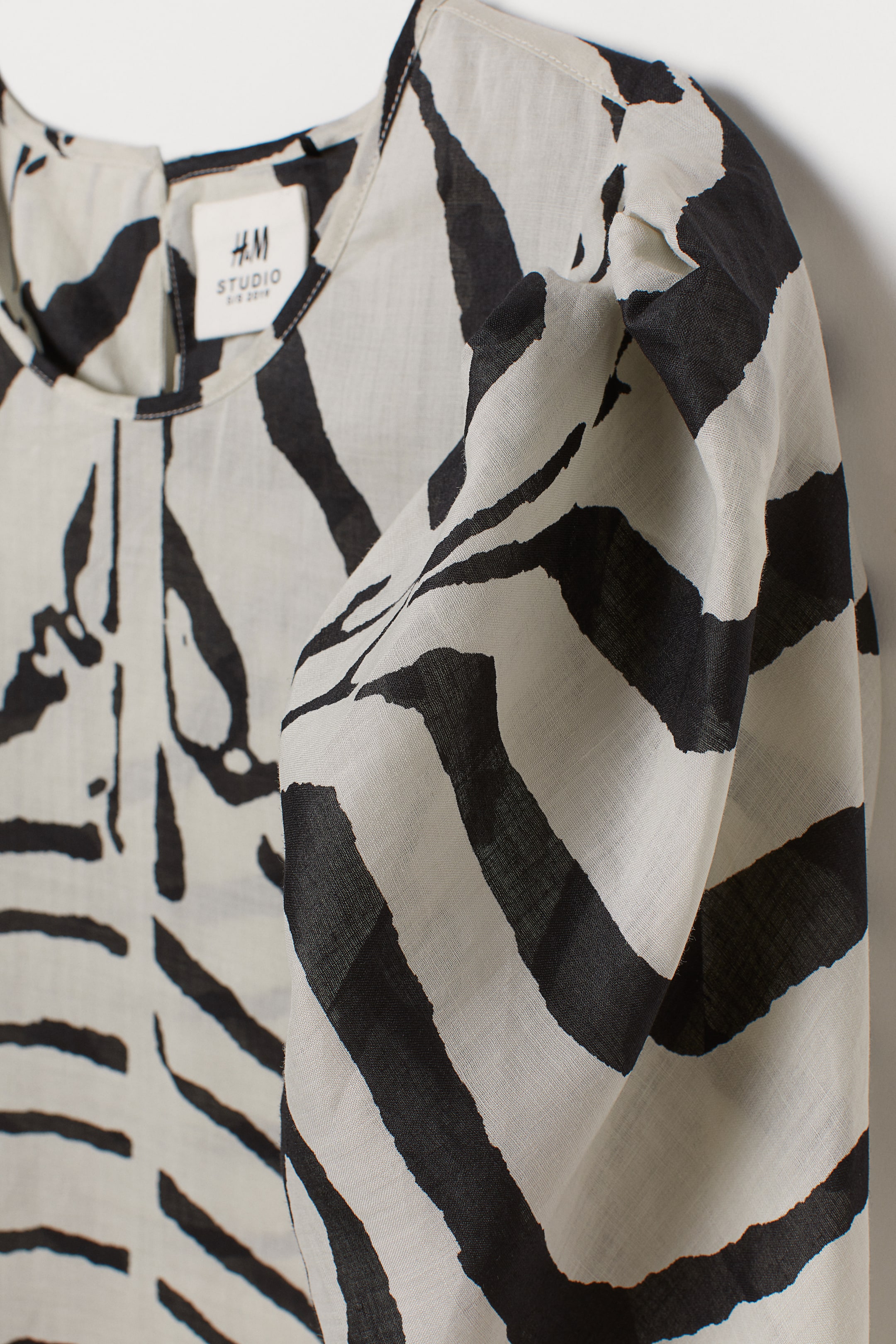 Größeres Bild ansehen: Bluse mit Puffärmeln - Cremefarben/Zebrastreifen - Ladies | H&M DE 2