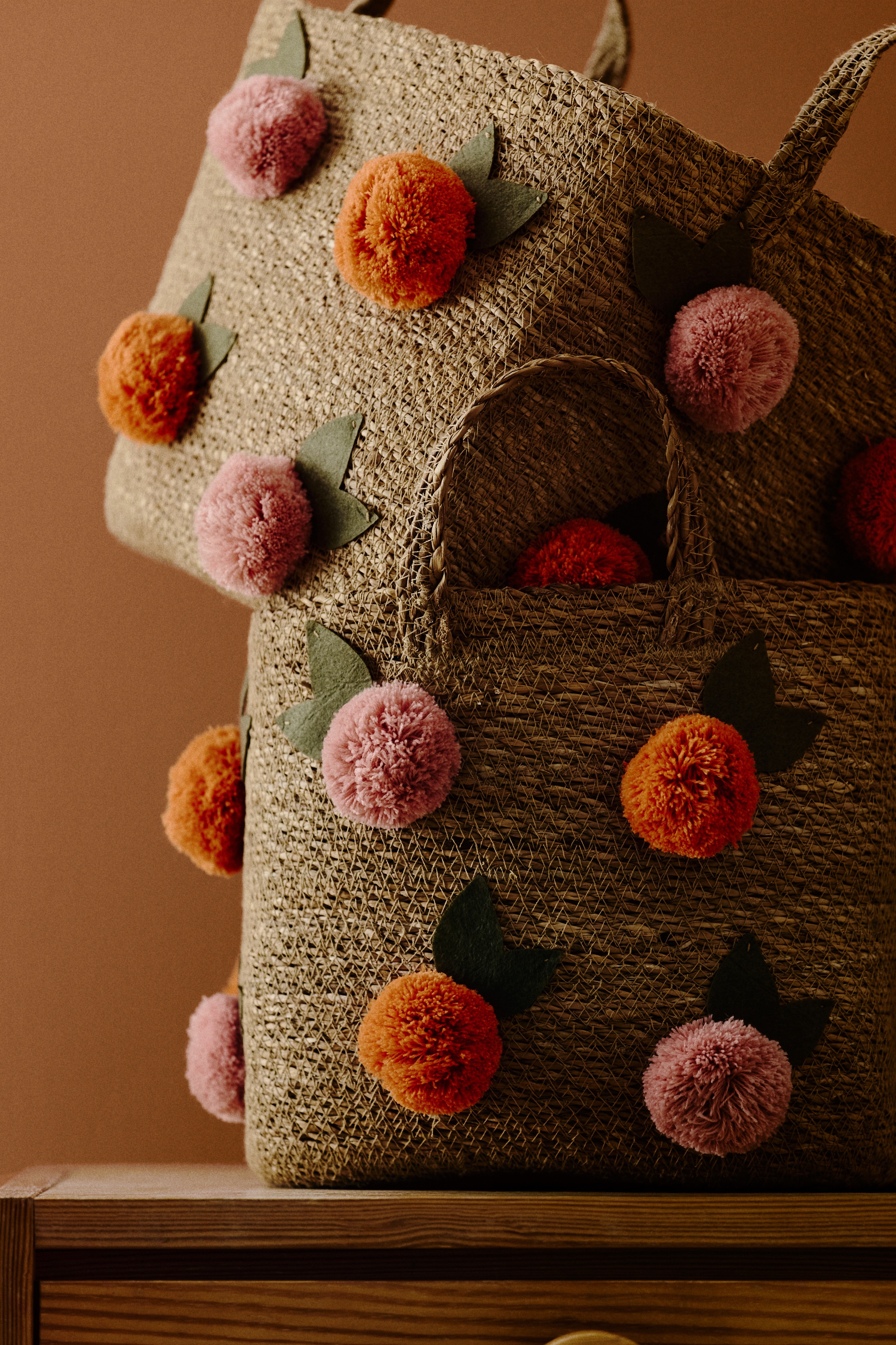 Petit panier en jonc de mer avec pompons - Beige/rose/orange