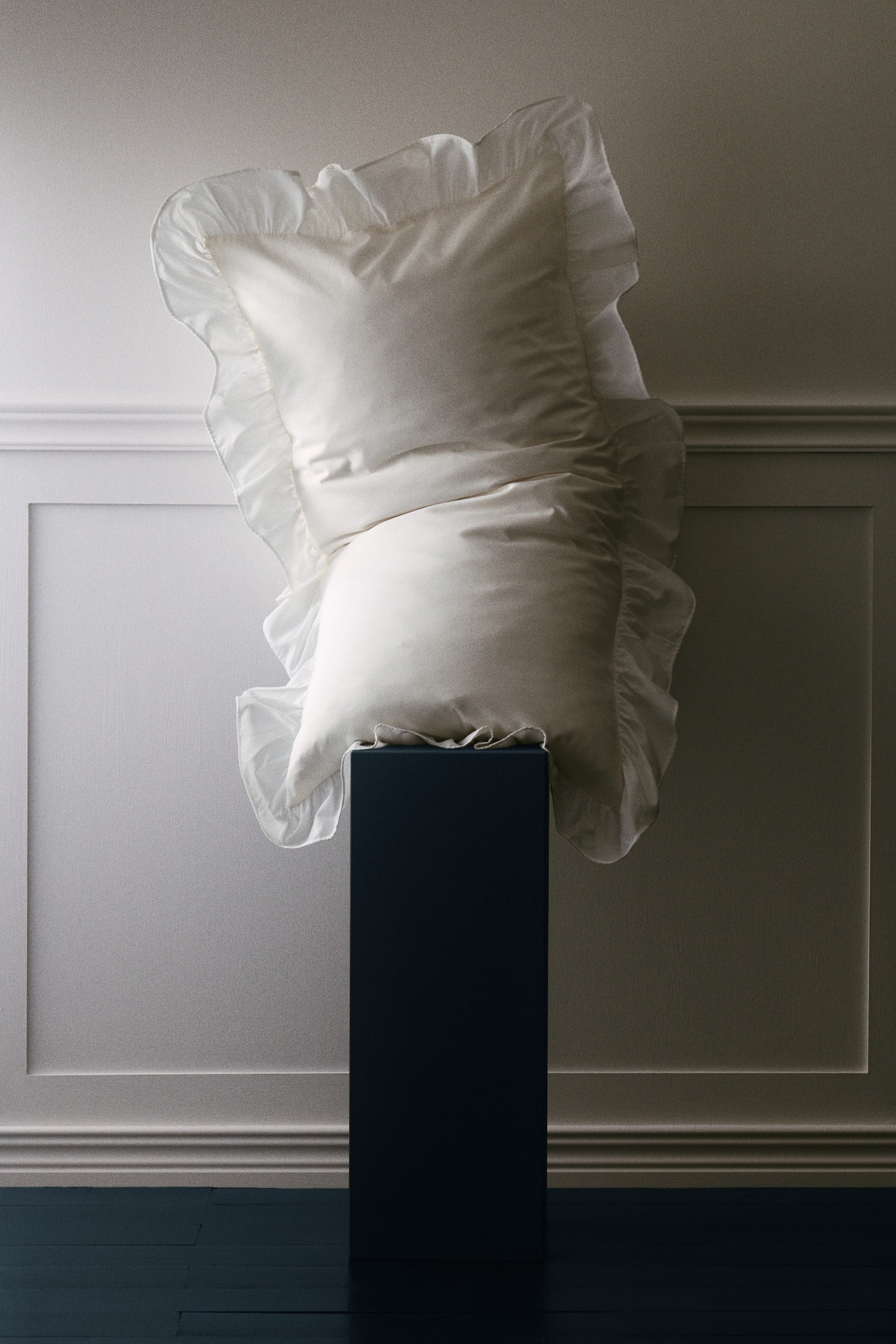 2-Pack Ruffle-Trimmed Pillowcases - White/Powder pink - 1