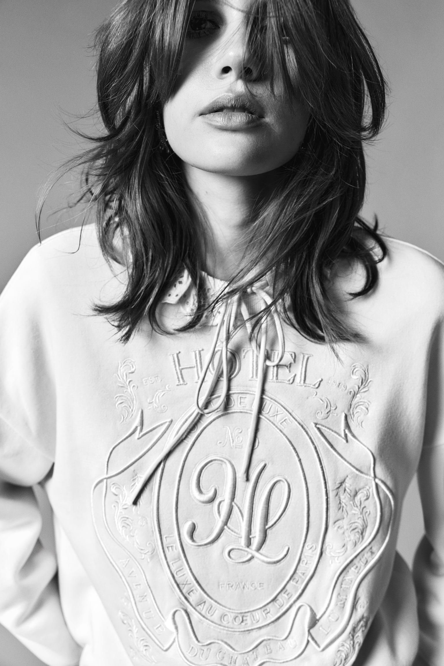 סווטשירט עם מוטיב - בז' בהיר/Hôtel de Luxe/אפור כהה/Paris - 5