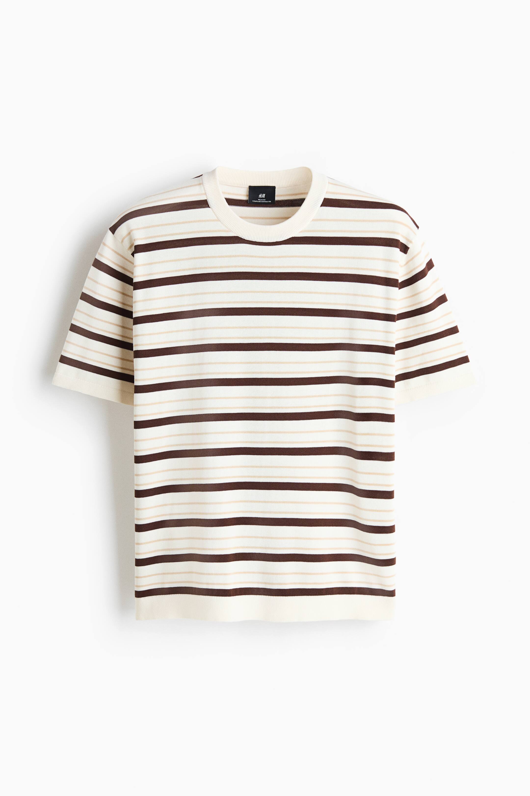 Grotere afbeelding bekijken: Een vooraanzicht van een gebreid T-shirt met korte mouwen, voorzien van horizontale donkerbruine en lichtbeige strepen op een gebroken witte basis. Het T-shirt toont een geribde ronde hals, korte mouwen en een rechte zoom.