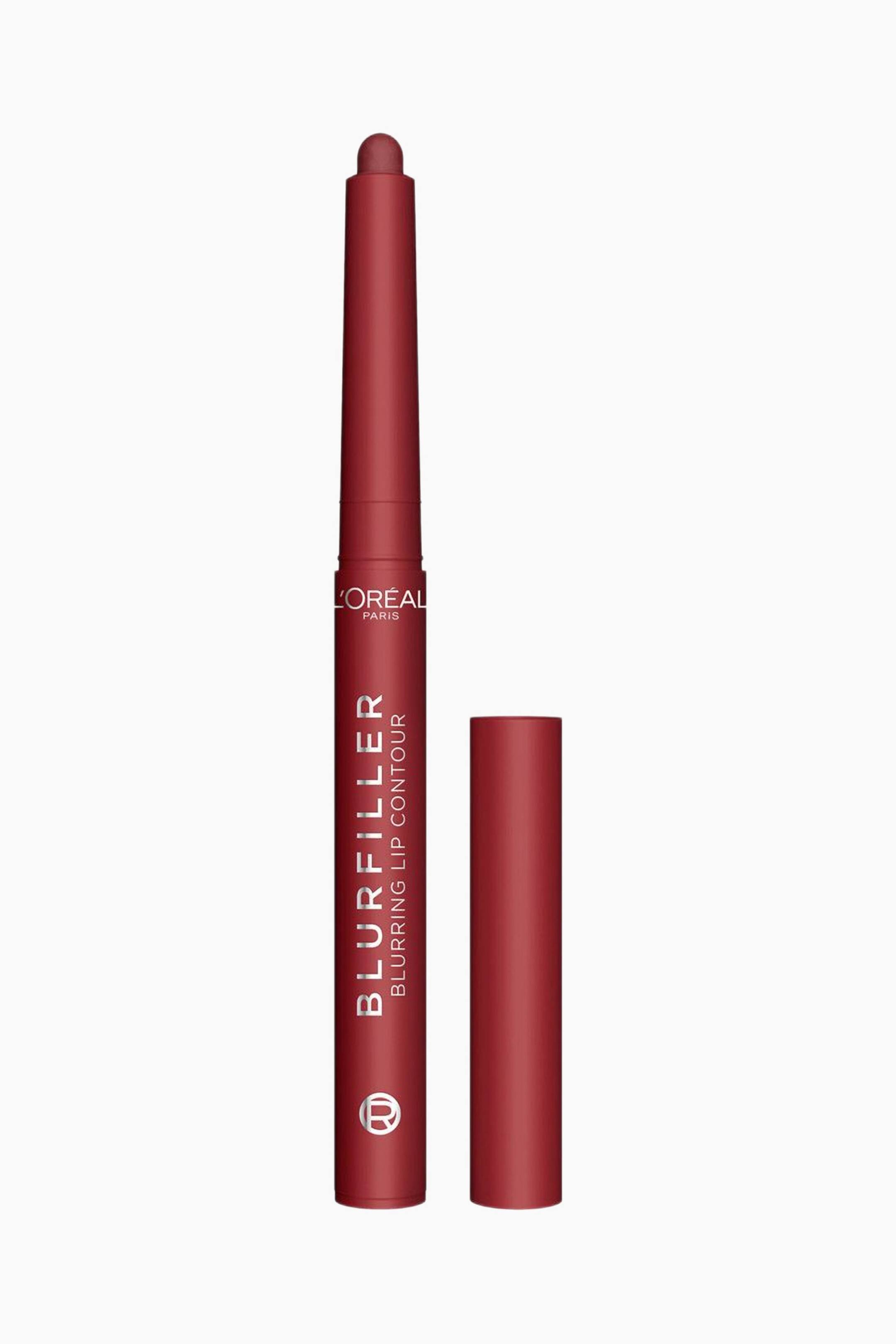 Größeres Bild ansehen: Der Blurfiller Blurring Lip Contour steht vertikal neben seiner abgenommenen, passenden matten bordeauxroten Kappe. Der schlanke Lipliner zeigt eine freiliegende, abgerundete Spitze in einem passenden tiefroten Farbton und trägt weiß aufgedruckten Text, der sich vertikal über den Schaft zieht.