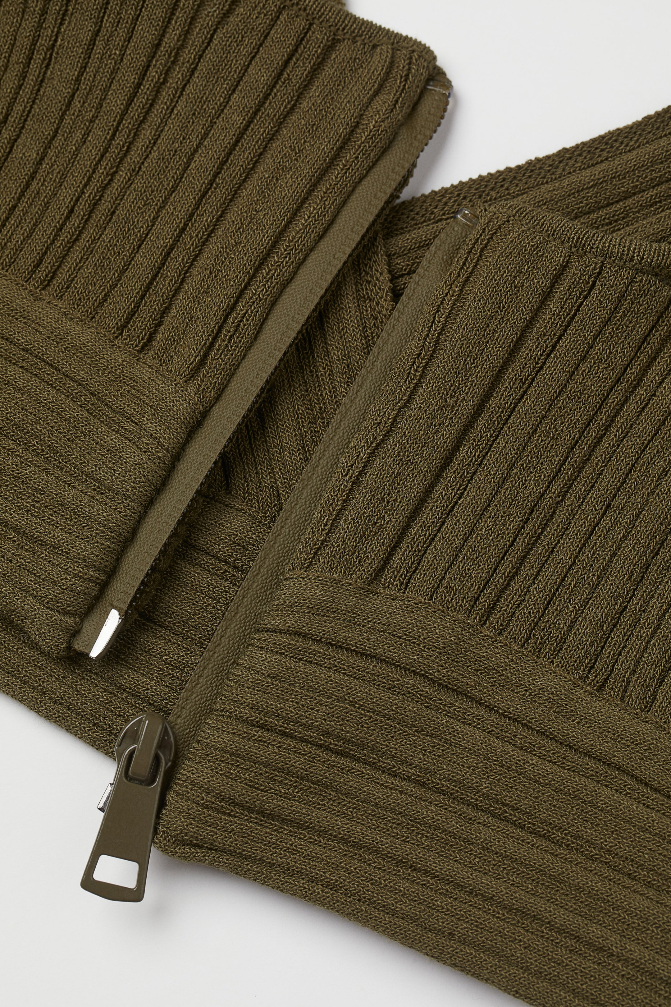 이미지 확대 보기: 리브드 크롭트 탑 - 다크 카키 그린 - 여성 | H&M KR 2