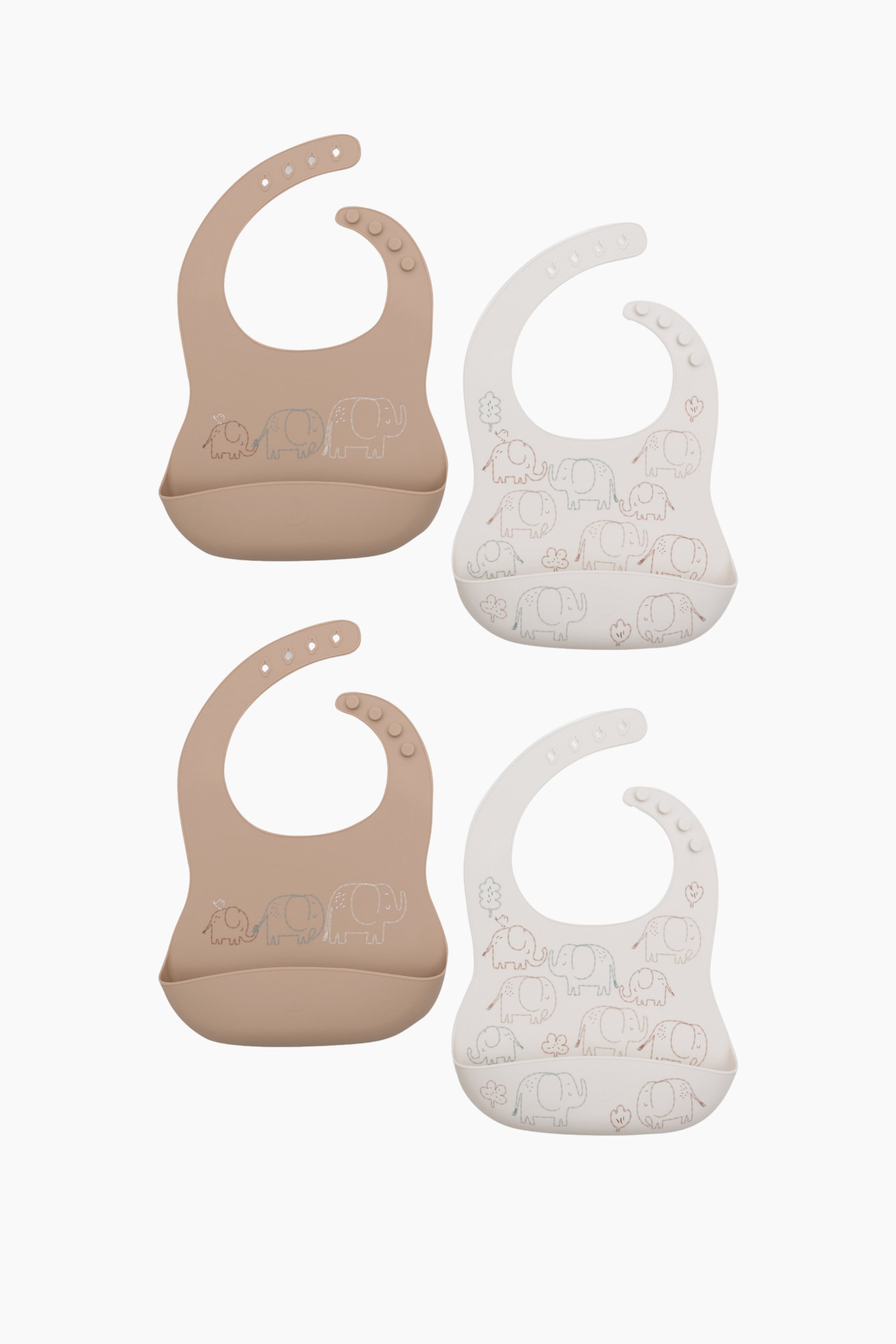 Größeres Bild anzeigen: Vier Silikonlätzchen liegen flach, zwei in hellbraun und zwei in cremeweiß, jedes mit einem verstellbaren Halsband mit Druckknöpfen und einer breiten Auffangtasche ausgestattet. Die hellbraunen Lätzchen zeigen drei Umriss-Elefanten in einer Reihe, während die cremeweißen Lätzchen mit mehreren Umriss-Elefanten und kleinen Blumendesigns bedeckt sind.