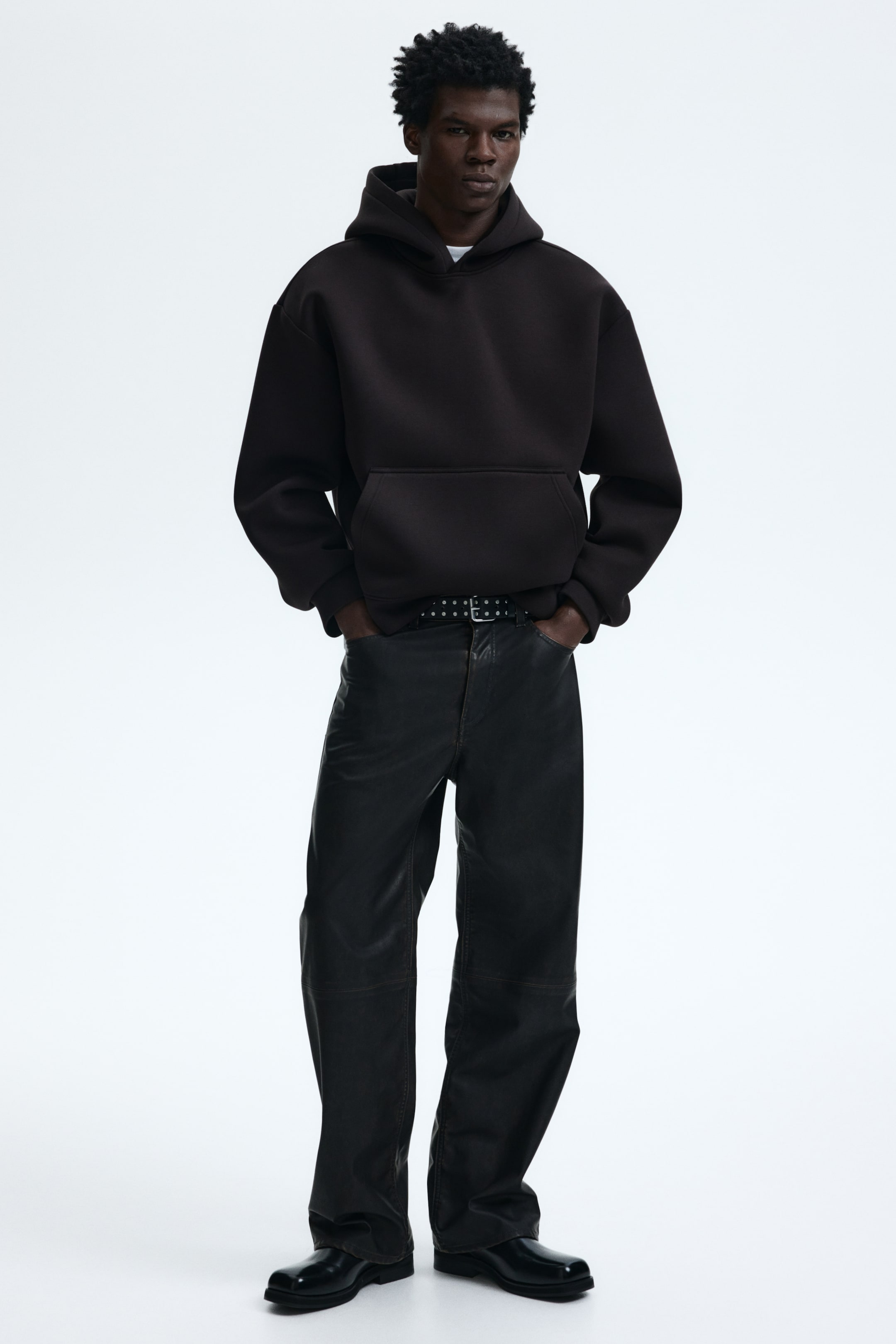 Vezi imaginea mai mare: Bluză din material tip scuba cu glugă Loose Fit - Maro-închis - BĂRBAŢI | H&M RO 2