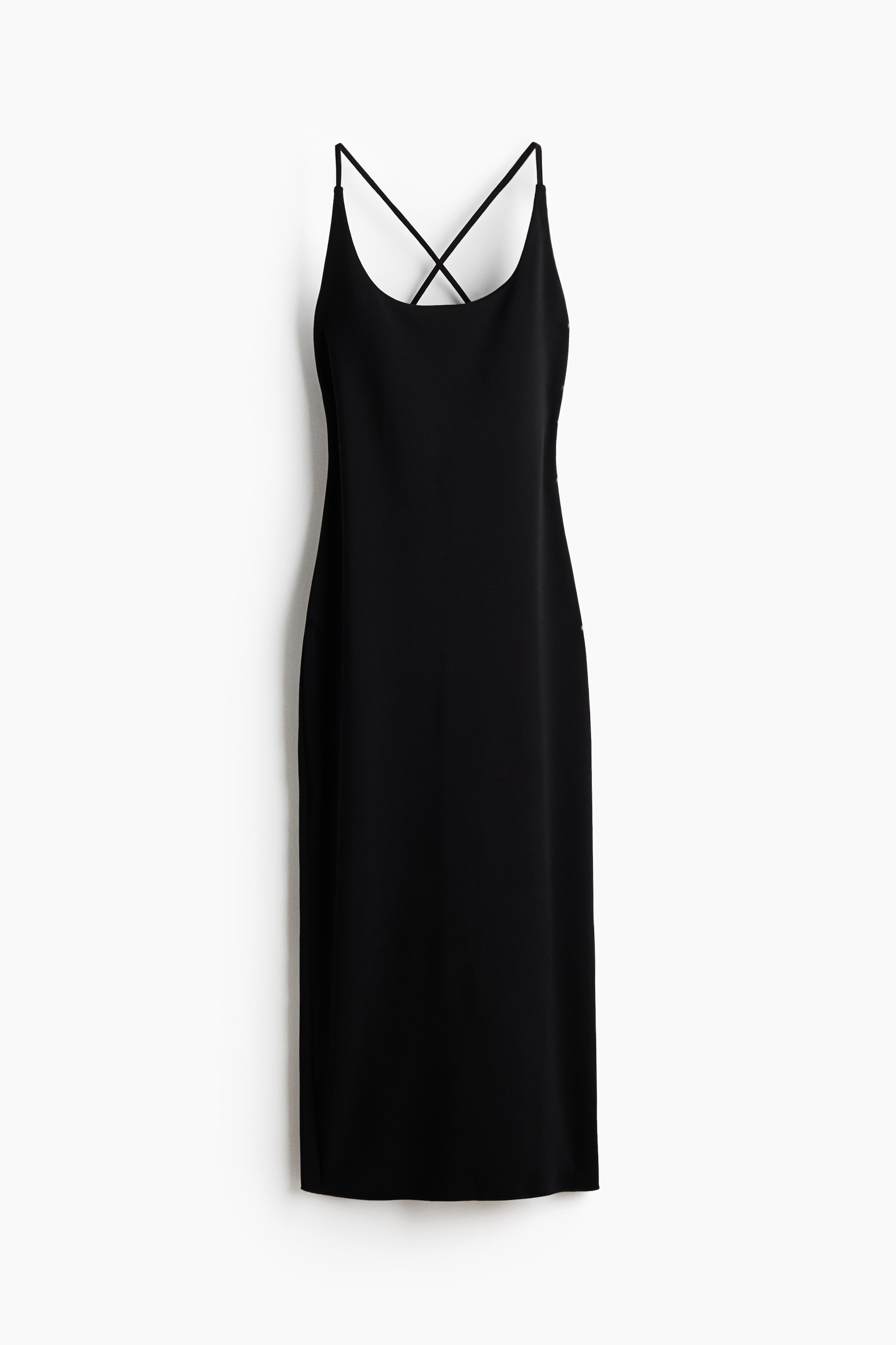 Größeres Bild anzeigen: Ein schwarzes Midikleid mit dünnen Spaghettiträgern, die sich am oberen Rücken kreuzen, und einem sanft geschwungenen Ausschnitt, der eine gerade, säulenartige Silhouette zeigt.
