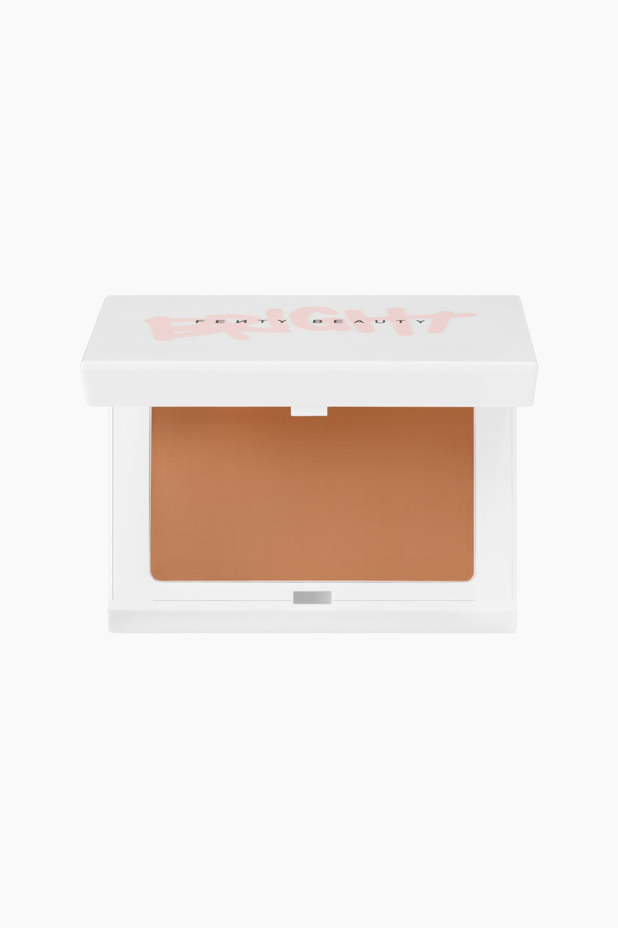 Näytä suurempi kuva: Bright Fix Instant Brightening + Blurring Powder lepää avoimessa valkoisessa suorakaiteen muotoisessa peilirasvassa eteenpäin suunnattuna. Peilirasva esittelee sisällään sileää, lämpimän sävyistä ruskeaa puristettua puuteria, ja nostettu kansi näyttää mustaa tekstiä tyylitellyn vaaleanpunaisen grafiikan päällä.